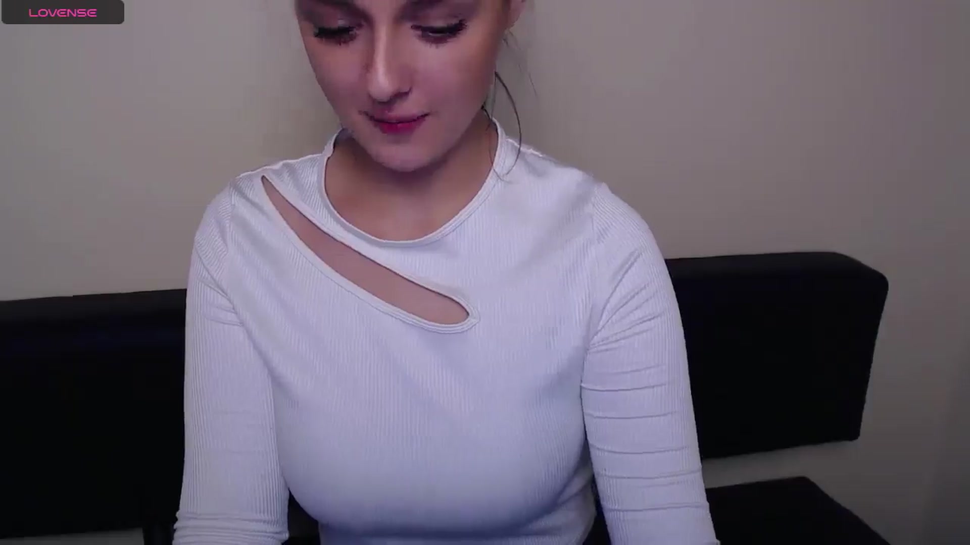 Gallery image thumbnail from LolaAlians_'s myfreecams stream on, 05/29/2025, 09:00 image 6 of 20