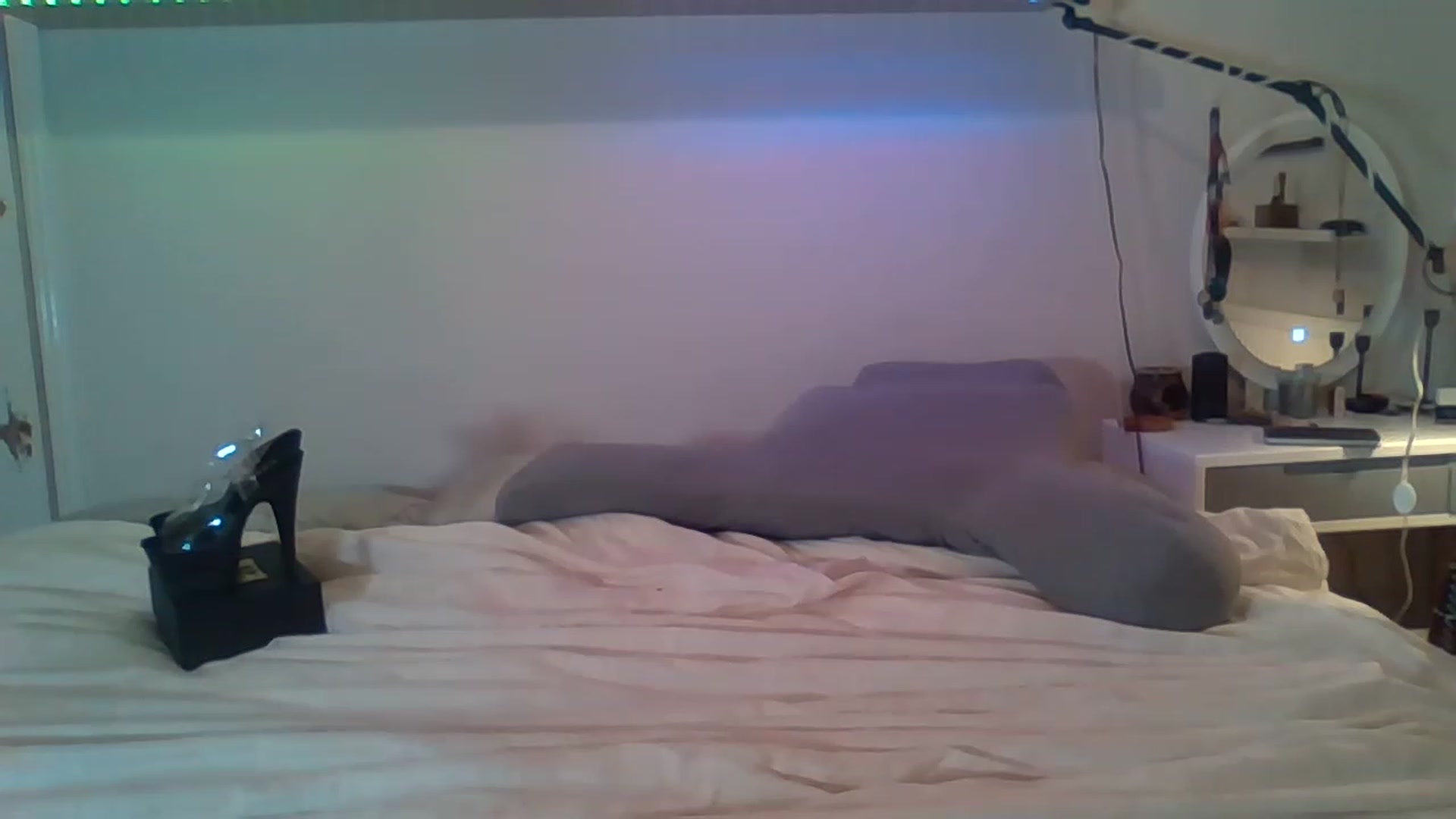 Gallery image thumbnail from LolaBunnybun's myfreecams stream on, 12/04/2022, 04:48 image 3 of 20