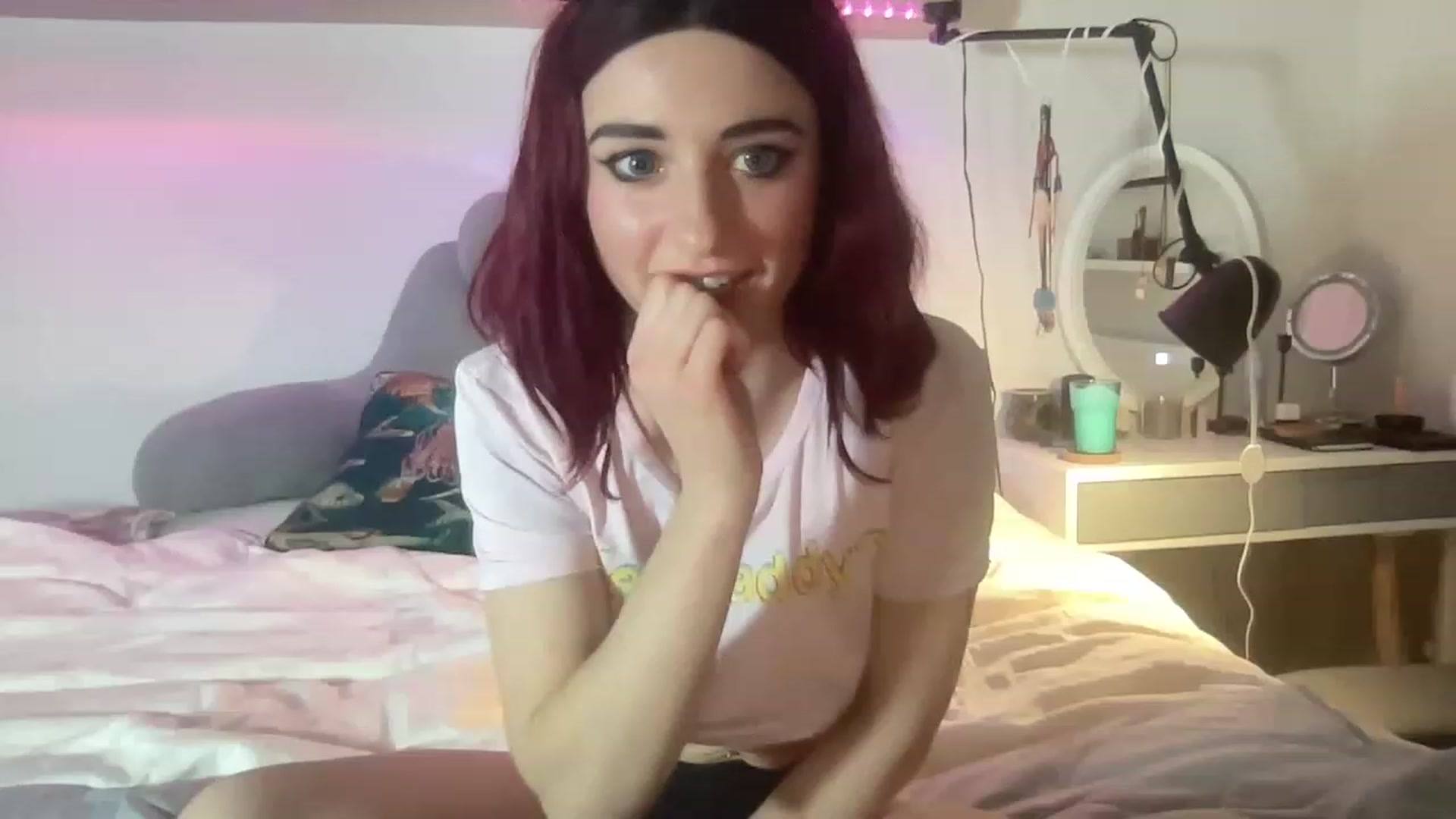 Gallery image thumbnail from LolaBunnybun's myfreecams stream on, 12/07/2022, 02:59 image 13 of 20