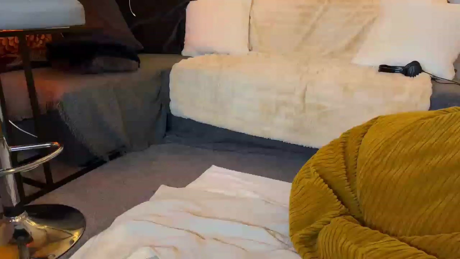 Gallery image thumbnail from LolaBunnybun's myfreecams stream on, 12/13/2022, 05:10 image 14 of 20