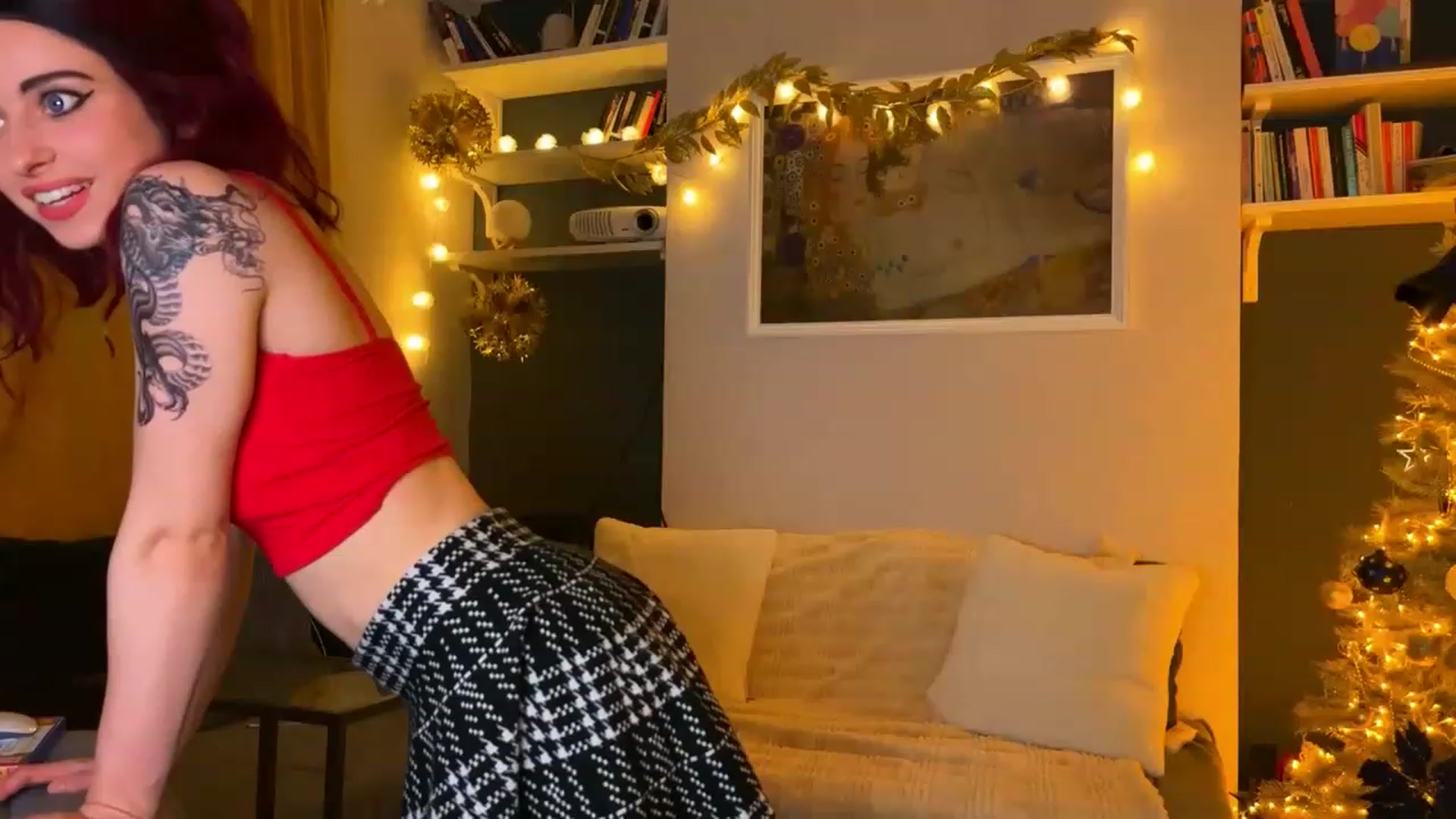 Gallery image thumbnail from LolaBunnybun's myfreecams stream on, 12/22/2022, 23:17 image 16 of 20