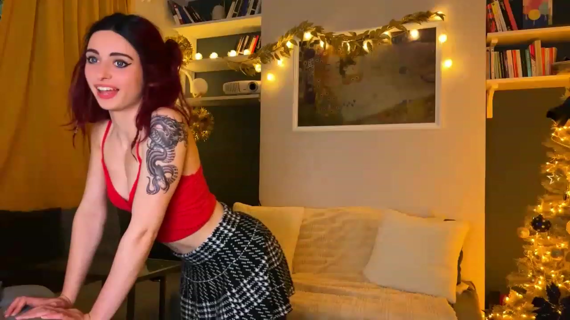 Gallery image thumbnail from LolaBunnybun's myfreecams stream on, 12/22/2022, 23:17 image 6 of 20