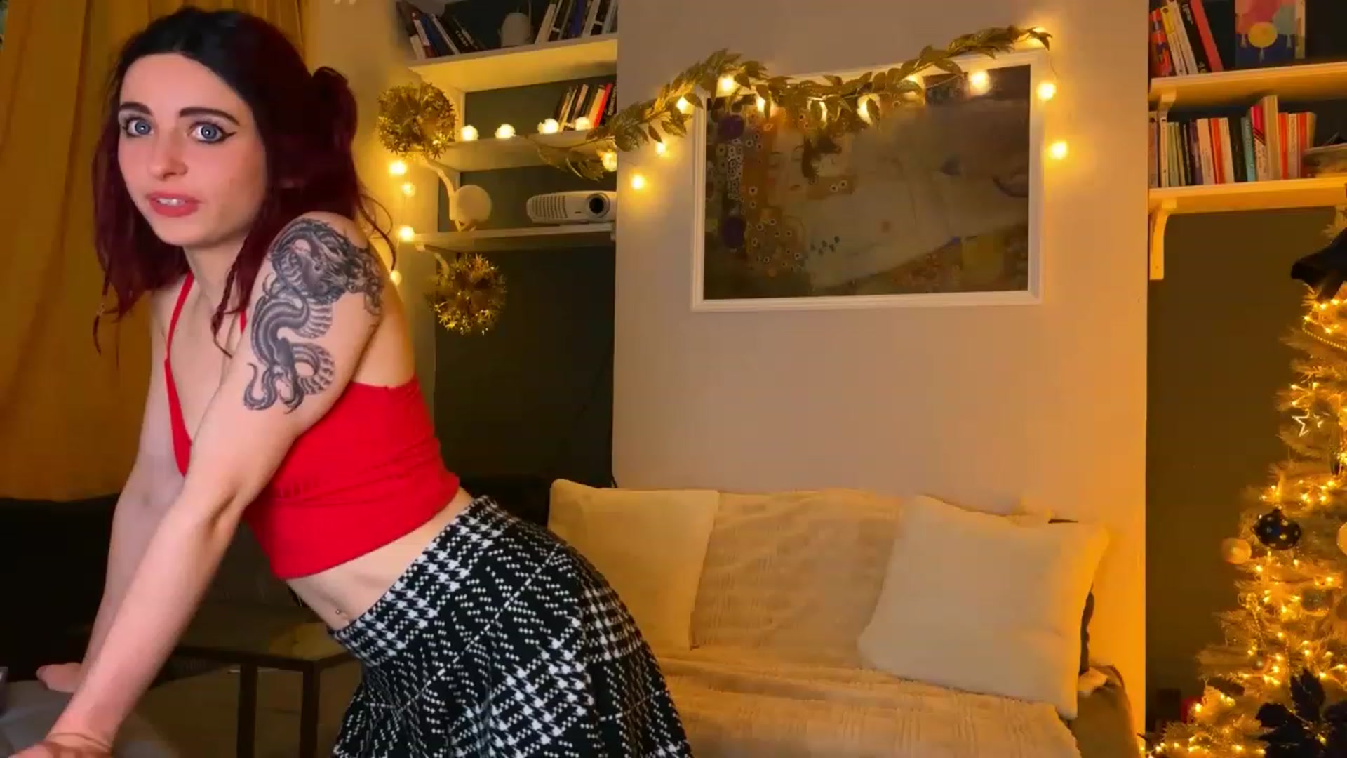 Gallery image thumbnail from LolaBunnybun's myfreecams stream on, 12/22/2022, 23:17 image 10 of 20