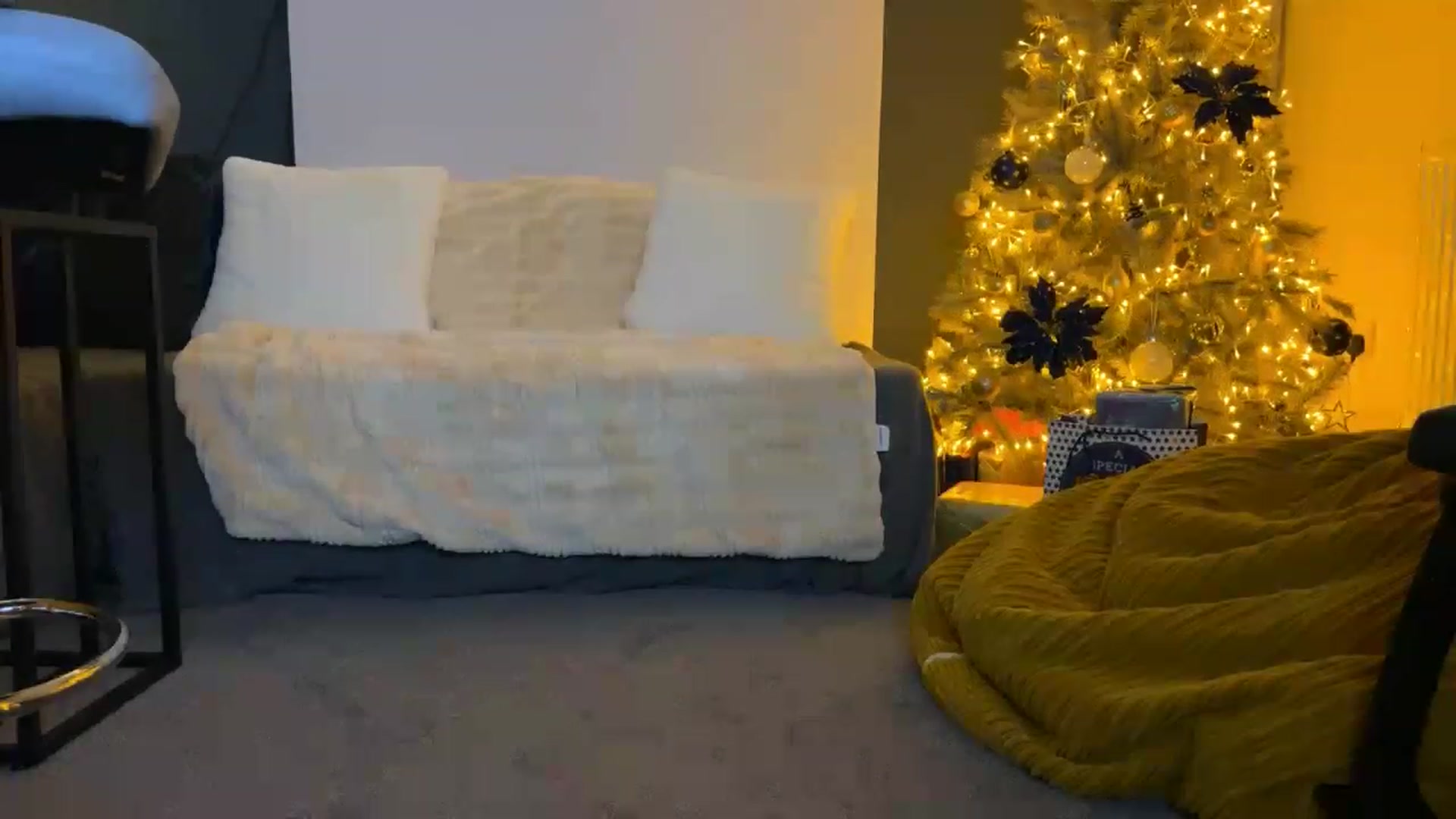 Gallery image thumbnail from LolaBunnybun's myfreecams stream on, 12/23/2022, 04:18 image 14 of 20