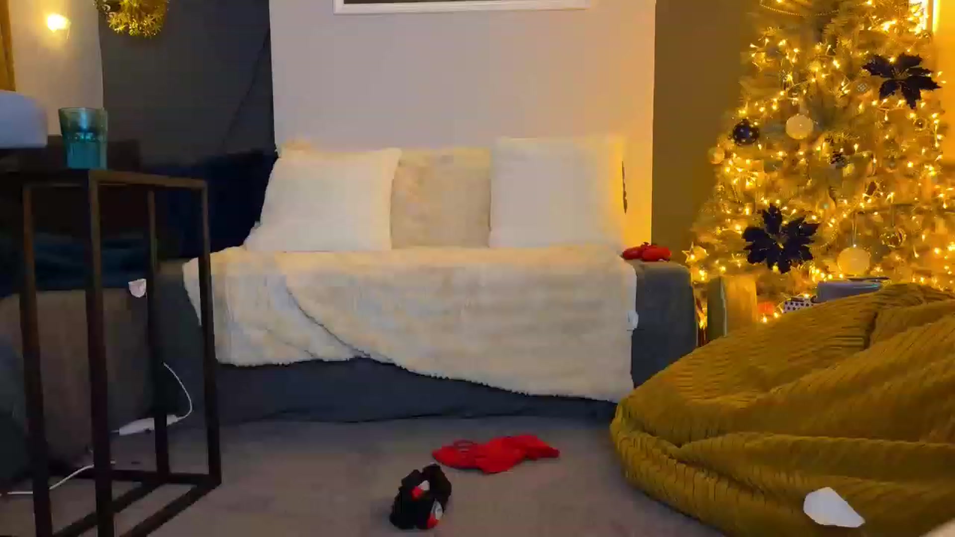 Gallery image thumbnail from LolaBunnybun's myfreecams stream on, 12/24/2022, 24:40 image 3 of 20