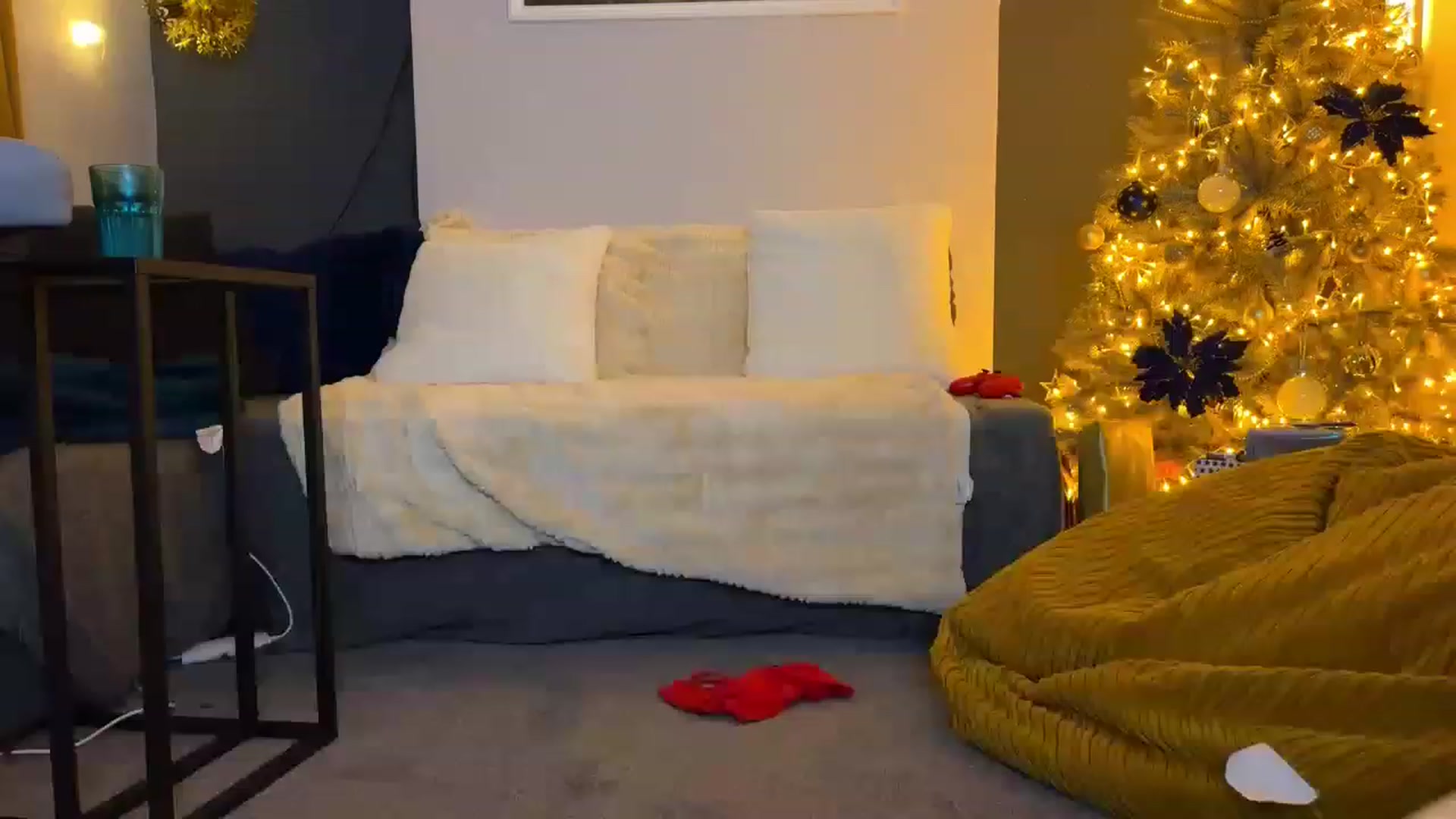 Gallery image thumbnail from LolaBunnybun's myfreecams stream on, 12/24/2022, 24:40 image 4 of 20