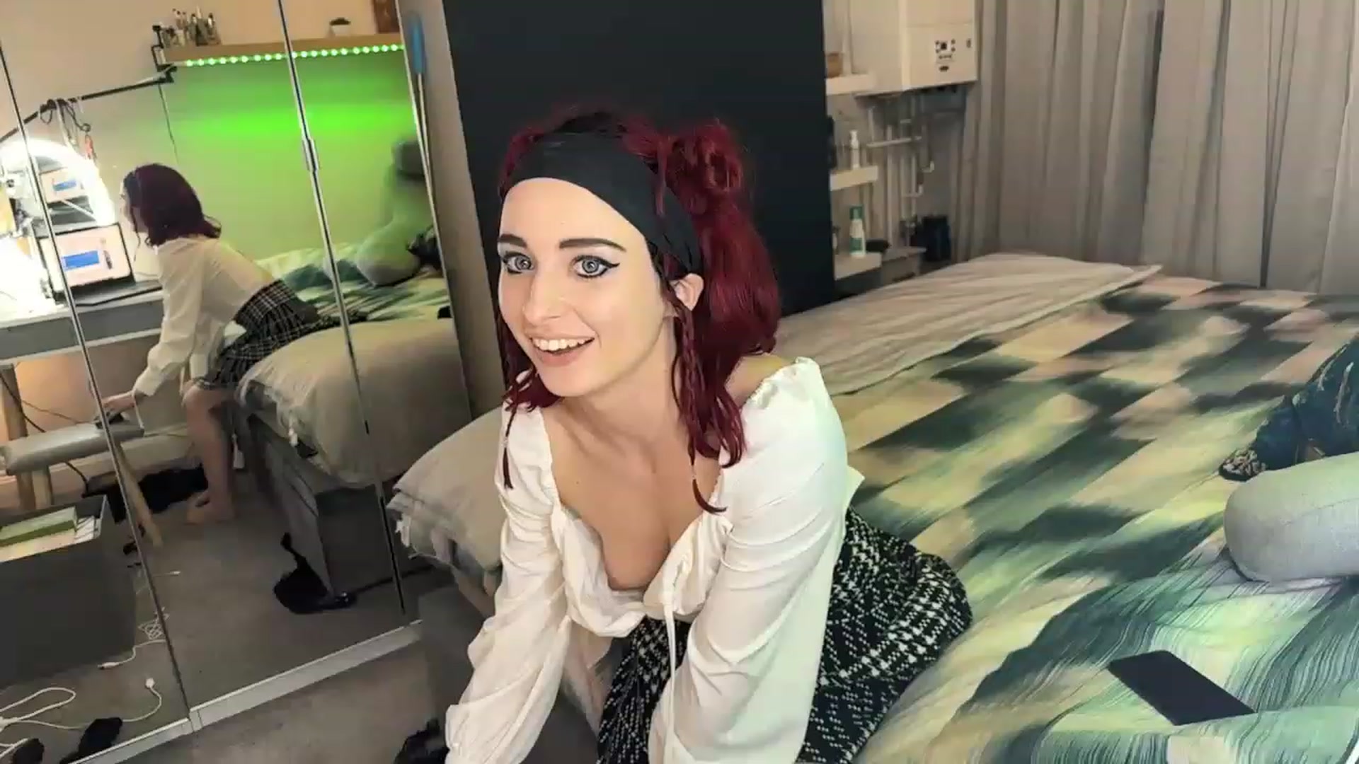 Gallery image thumbnail from LolaBunnybun's myfreecams stream on, 04/09/2023, 01:19 image 11 of 20