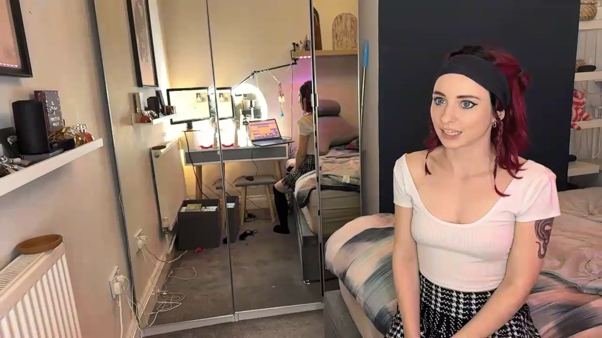Gallery image thumbnail from LolaBunnybun's myfreecams stream on, 04/16/2023, 02:19 image 15 of 20