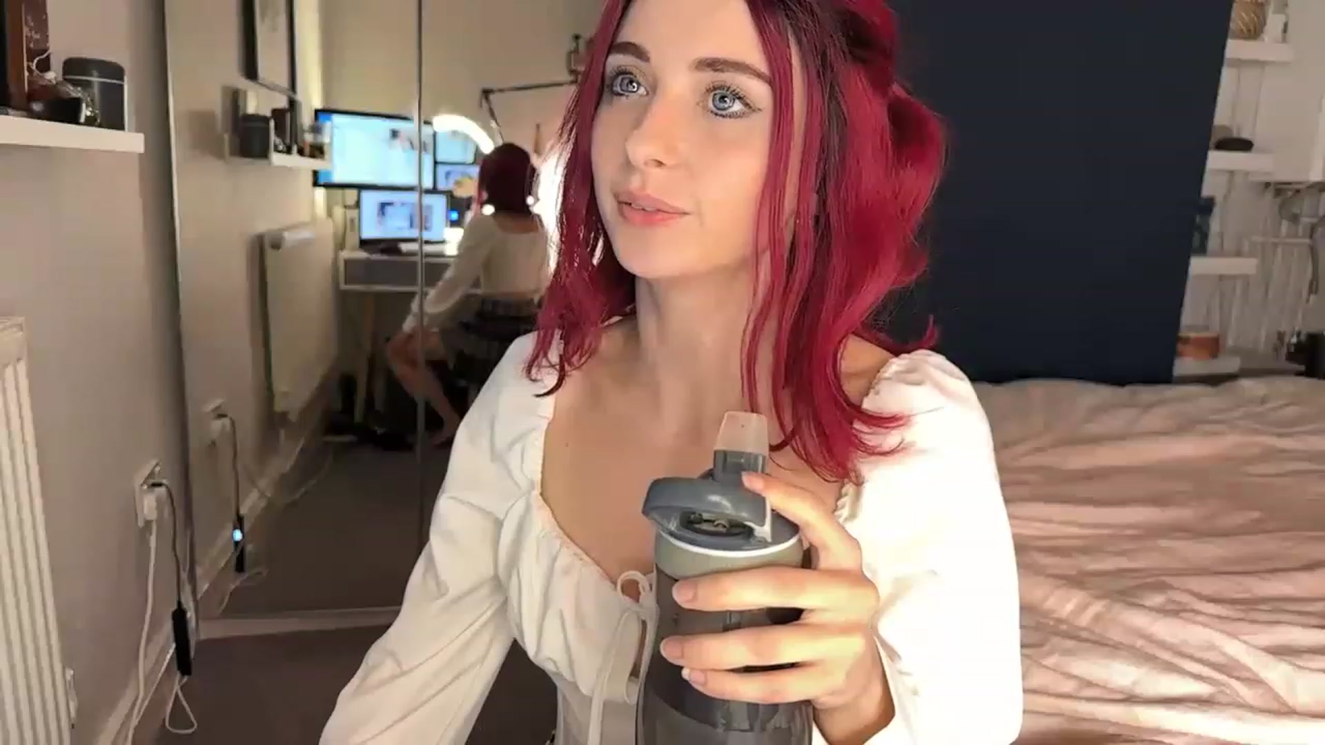 Gallery image thumbnail from LolaBunnybun's myfreecams stream on, 05/02/2023, 24:10 image 16 of 20