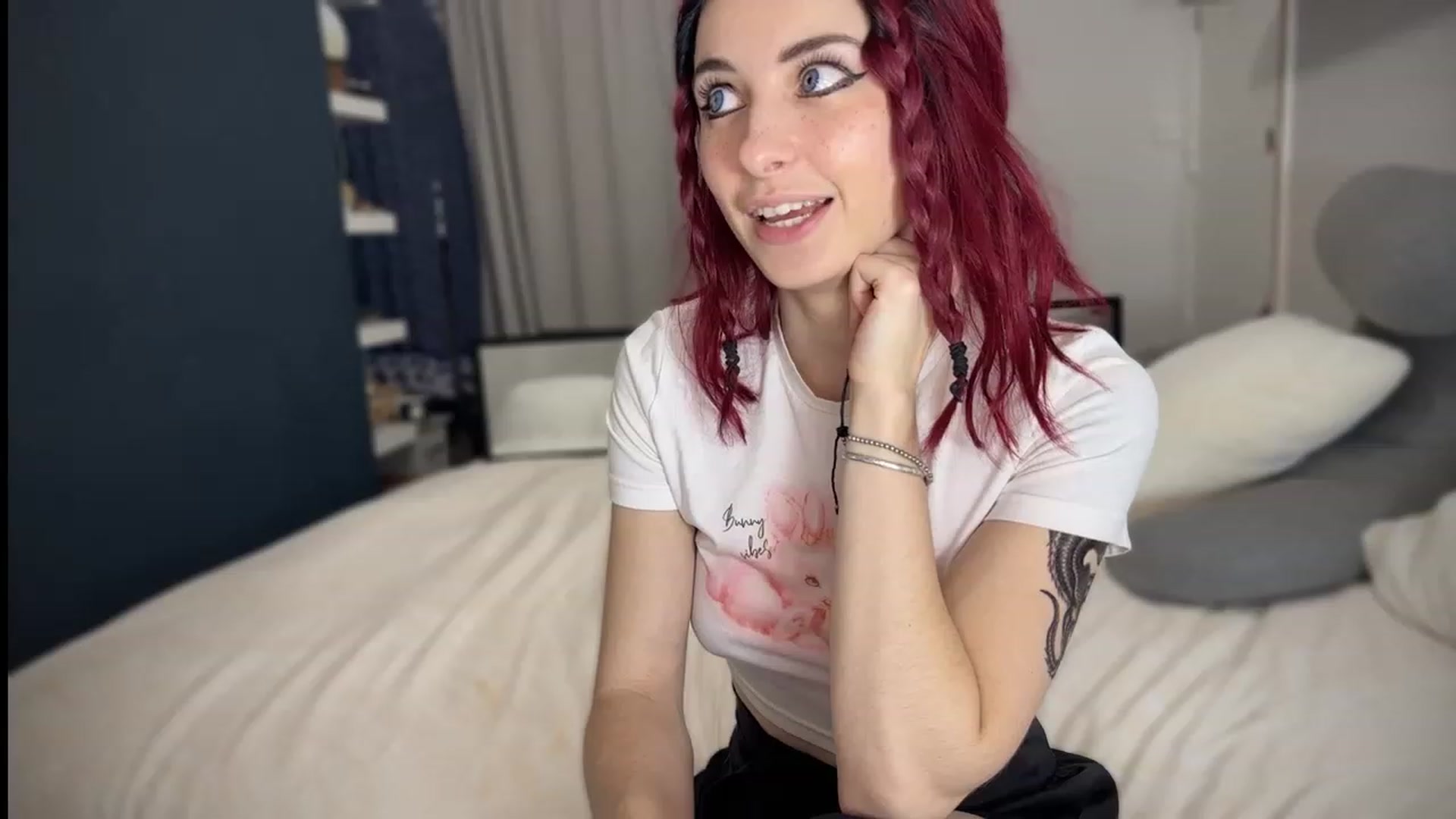 Gallery image thumbnail from LolaBunnybun's myfreecams stream on, 10/26/2023, 06:24 image 6 of 20