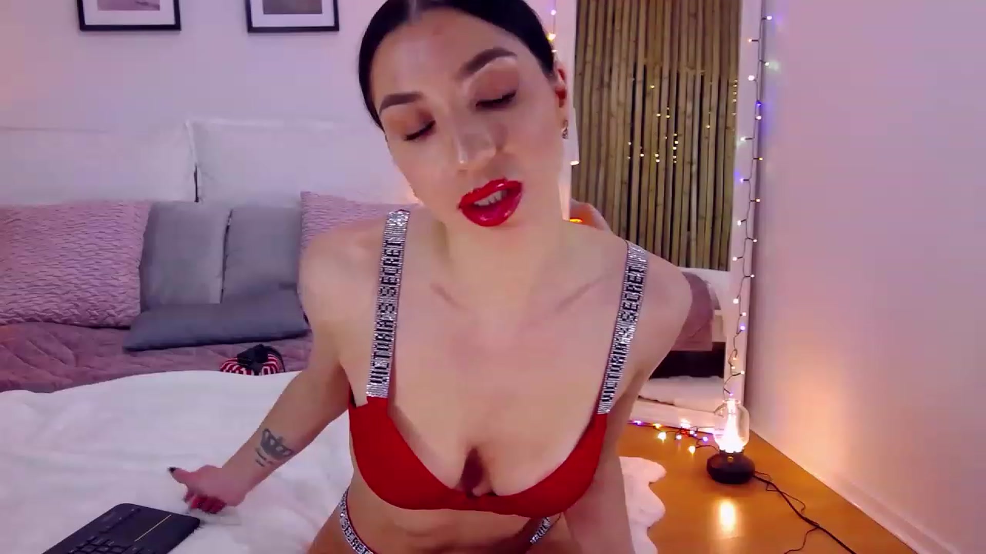 Gallery image thumbnail from LolaNiceAss1's myfreecams stream on, 12/10/2022, 19:18 image 10 of 20