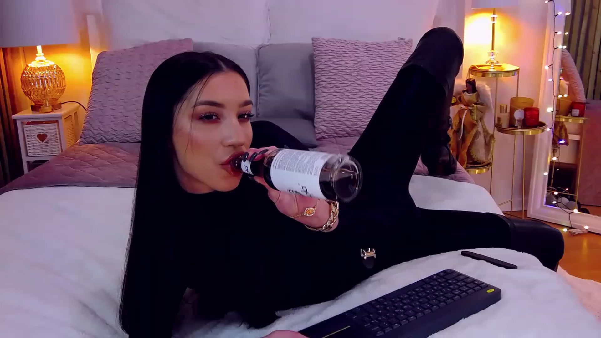 Gallery image thumbnail from LolaNiceAss1's myfreecams stream on, 12/11/2022, 16:55 image 17 of 20