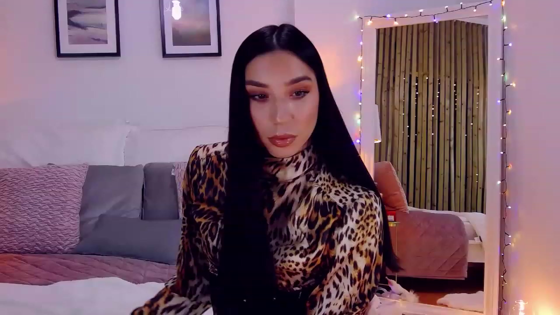 Gallery image thumbnail from LolaNiceAss1's myfreecams stream on, 12/12/2022, 19:16 image 4 of 20