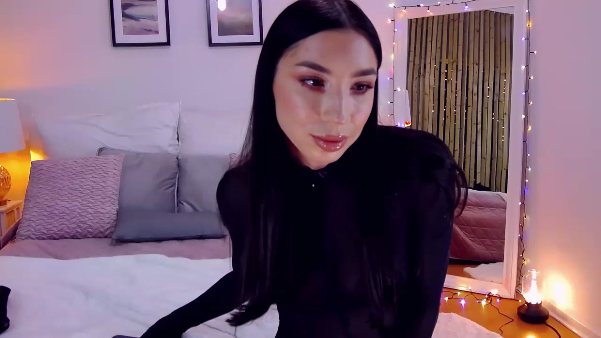 Gallery image thumbnail from LolaNiceAss1's myfreecams stream on, 12/24/2022, 16:46 image 17 of 20
