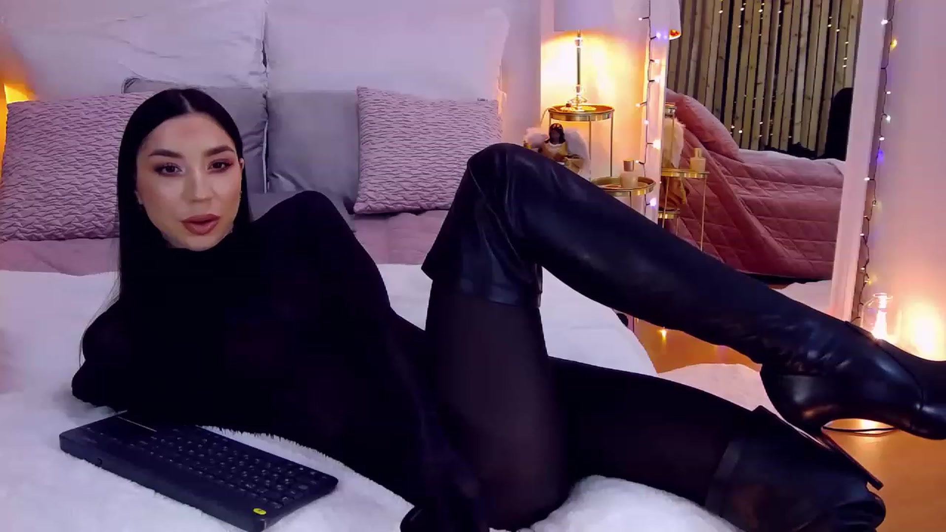 Gallery image thumbnail from LolaNiceAss1's myfreecams stream on, 12/24/2022, 16:46 image 15 of 20