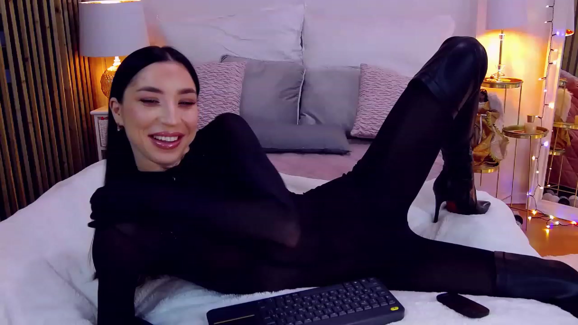 Gallery image thumbnail from LolaNiceAss1's myfreecams stream on, 12/24/2022, 17:49 image 9 of 20