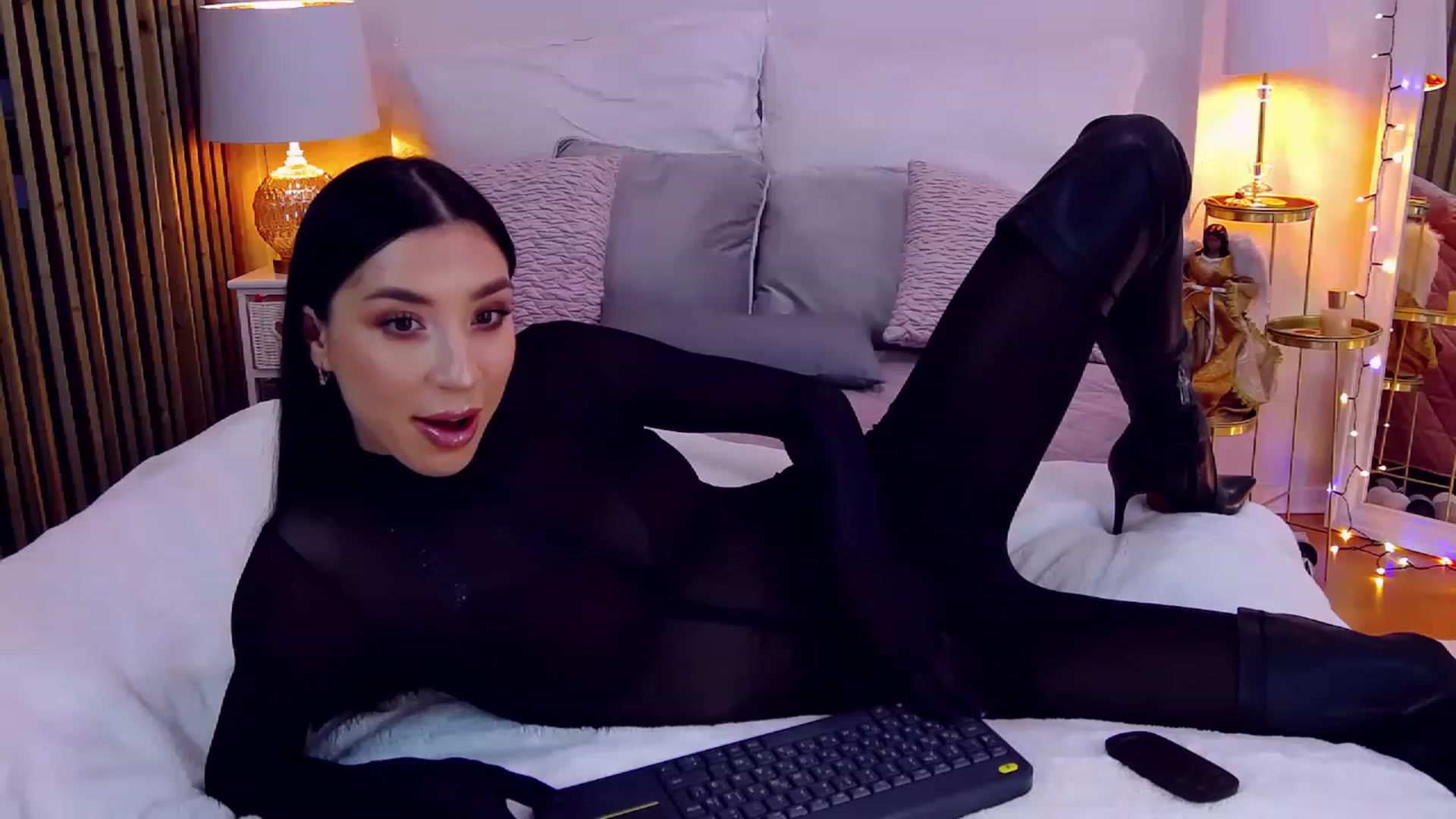 Gallery image thumbnail from LolaNiceAss1's myfreecams stream on, 12/24/2022, 17:49 image 1 of 20