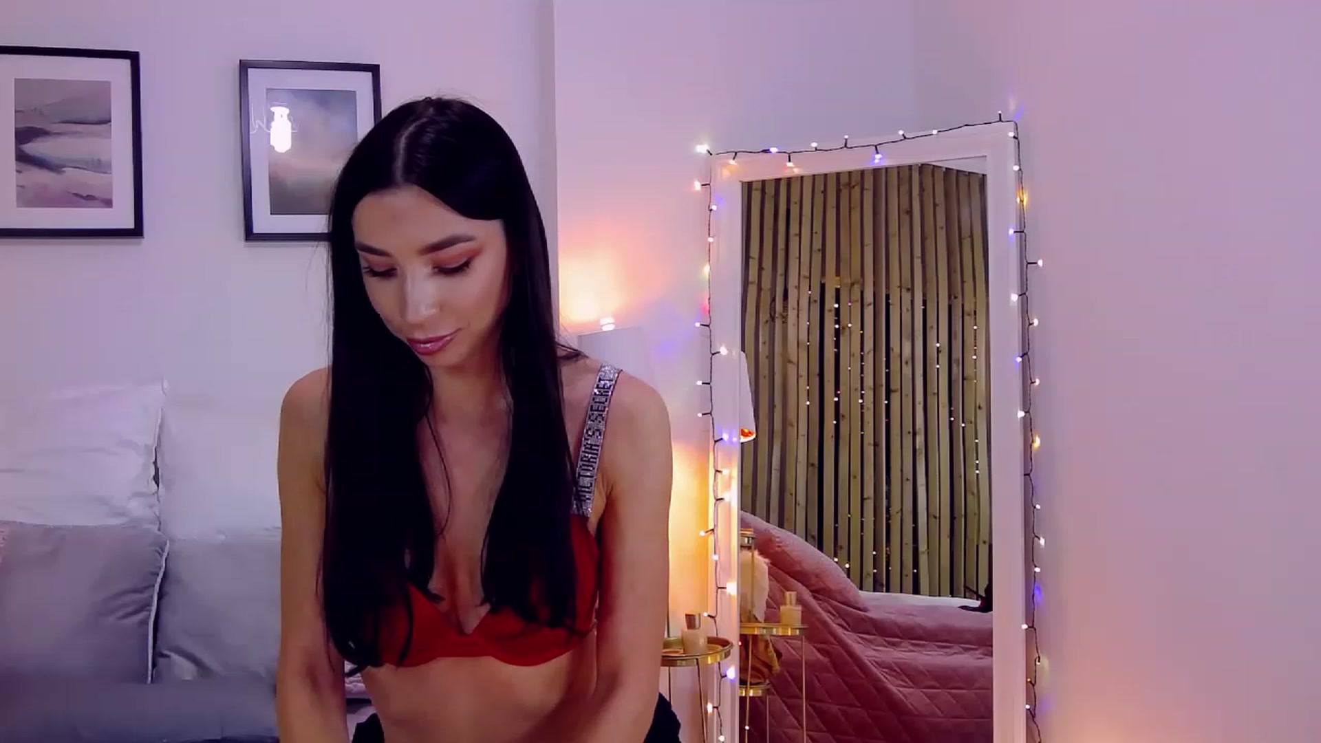 Gallery image thumbnail from LolaNiceAss1's myfreecams stream on, 12/24/2022, 18:24 image 4 of 20