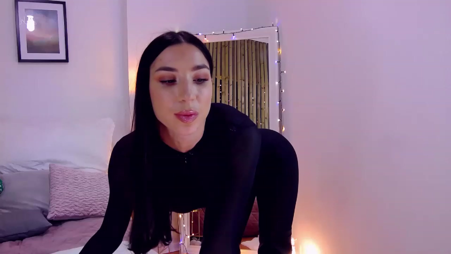 Gallery image thumbnail from LolaNiceAss1's myfreecams stream on, 12/24/2022, 19:28 image 19 of 20