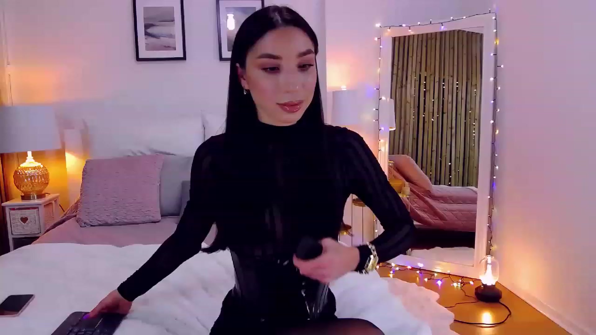 Gallery image thumbnail from LolaNiceAss1's myfreecams stream on, 12/25/2022, 17:20 image 4 of 20