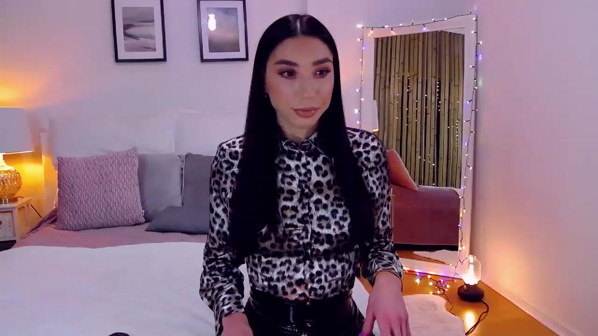 Gallery image thumbnail from LolaNiceAss1's myfreecams stream on, 12/28/2022, 18:25 image 1 of 20