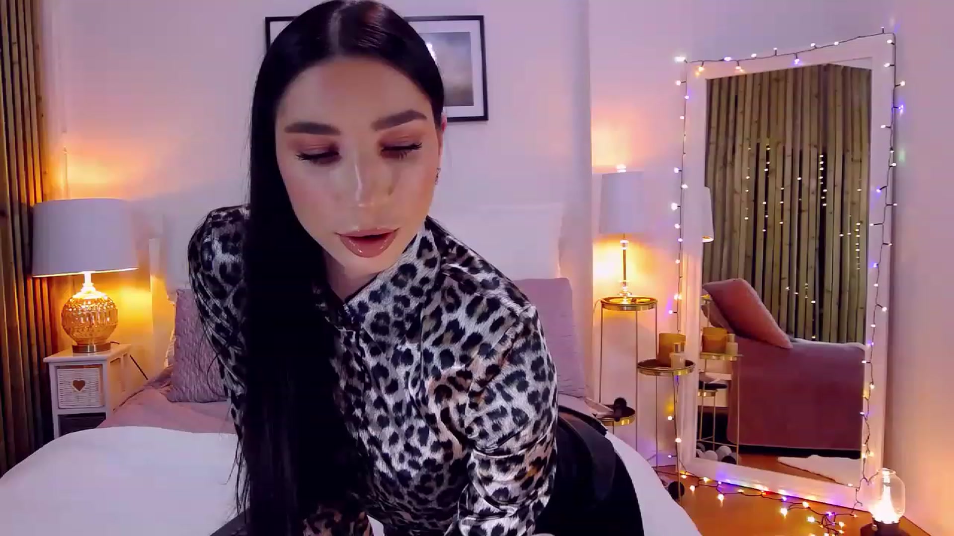 Gallery image thumbnail from LolaNiceAss1's myfreecams stream on, 12/28/2022, 18:25 image 8 of 20