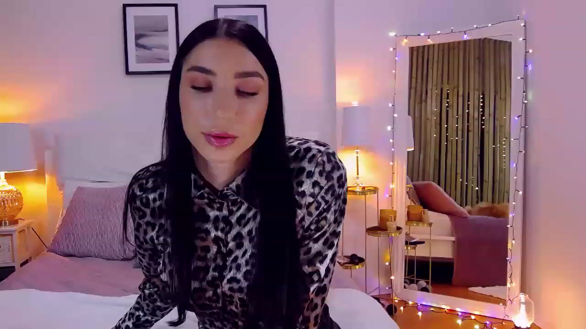 Gallery image thumbnail from LolaNiceAss1's myfreecams stream on, 12/28/2022, 22:03 image 14 of 20