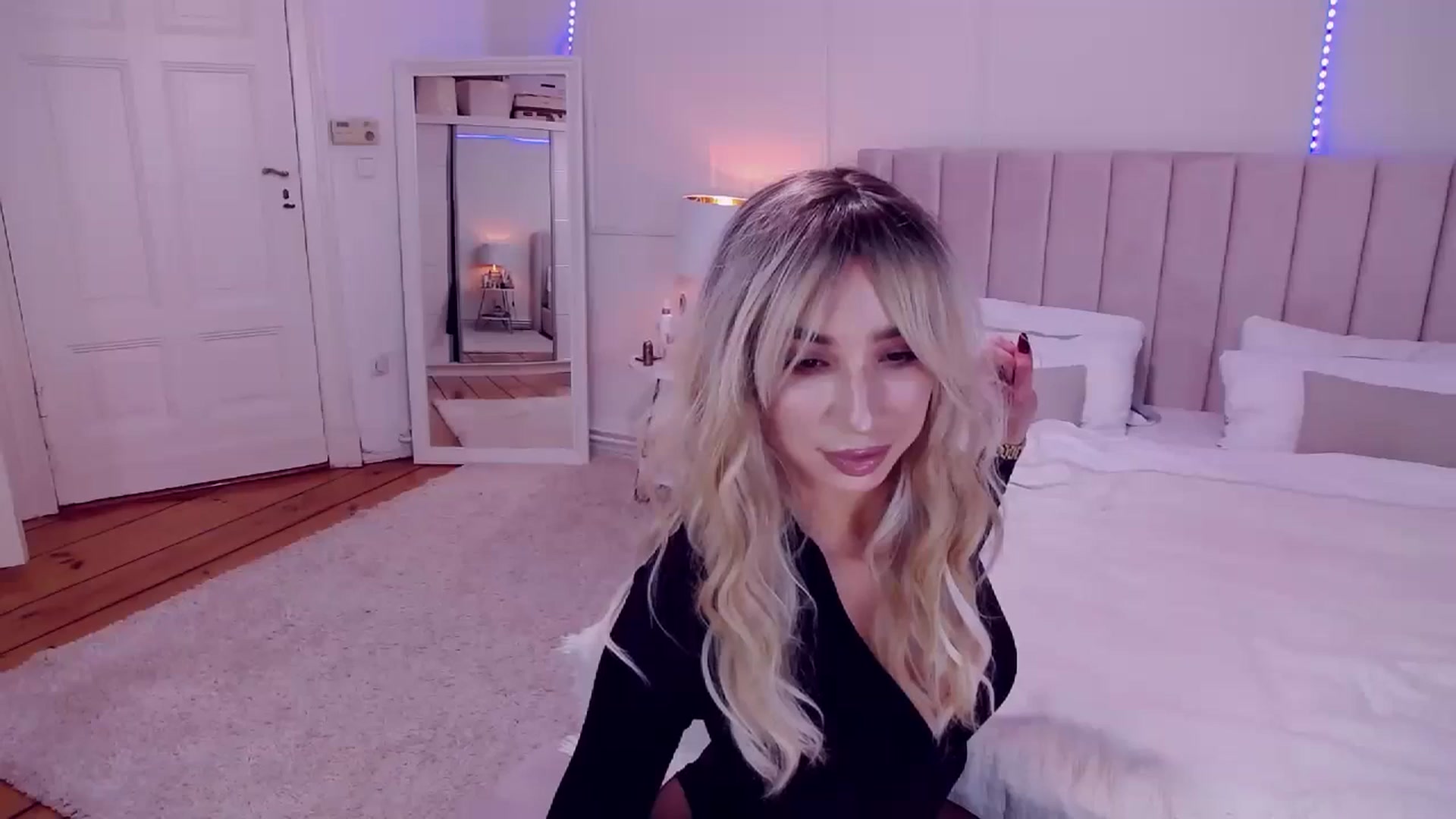 Gallery image thumbnail from LolaNiceAss1's myfreecams stream on, 12/26/2024, 18:51 image 9 of 20