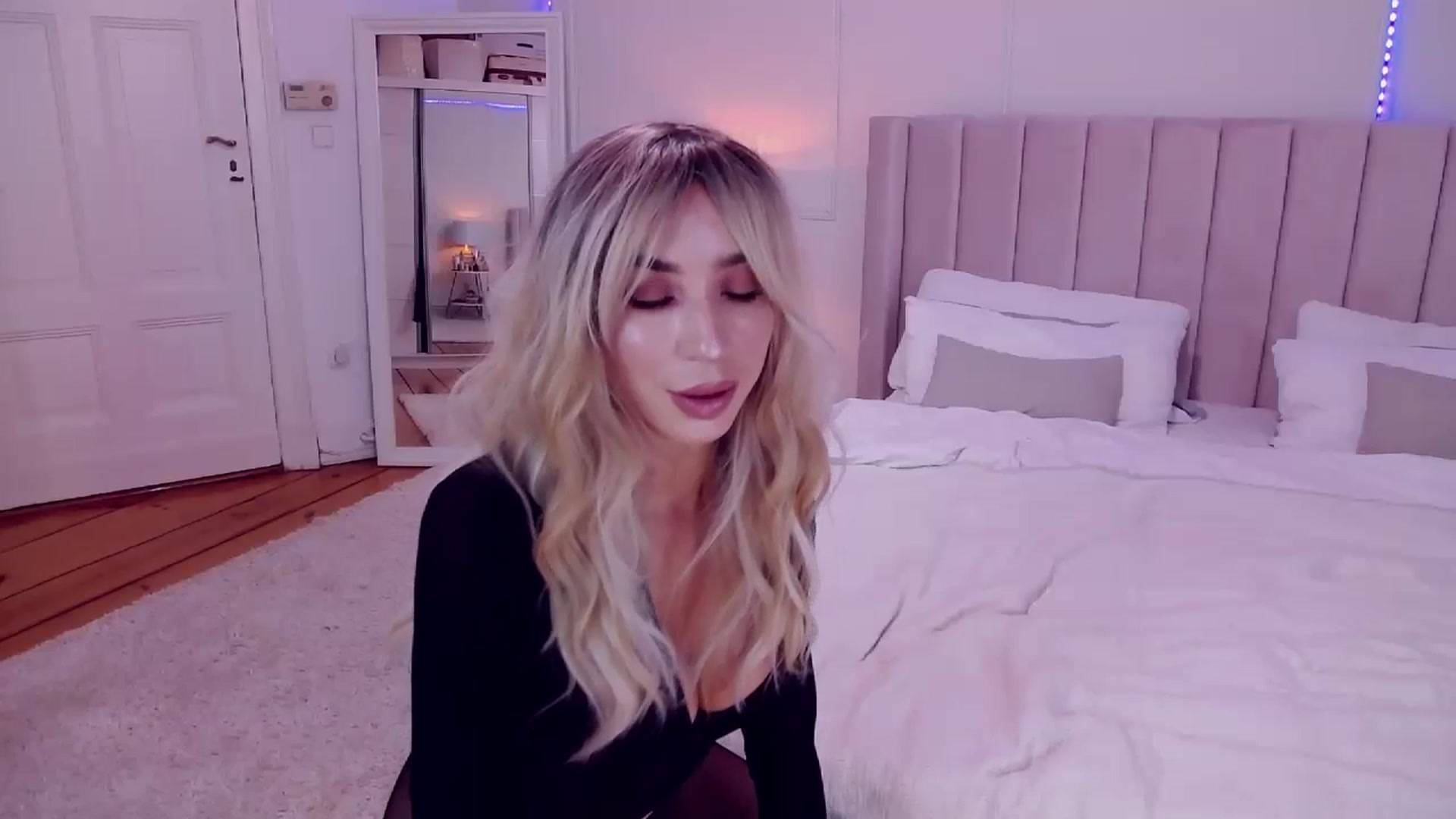 Gallery image thumbnail from LolaNiceAss1's myfreecams stream on, 12/26/2024, 18:51 image 16 of 20
