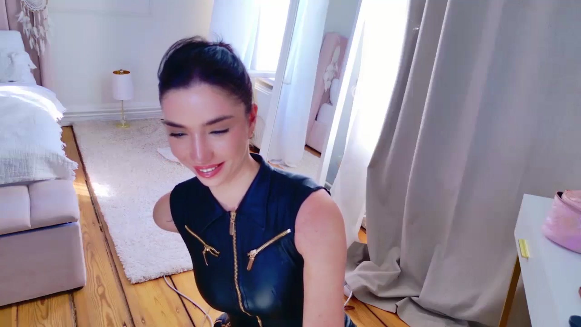Gallery image thumbnail from LolaNiceAss1's myfreecams stream on, 03/19/2025, 15:35 image 6 of 20