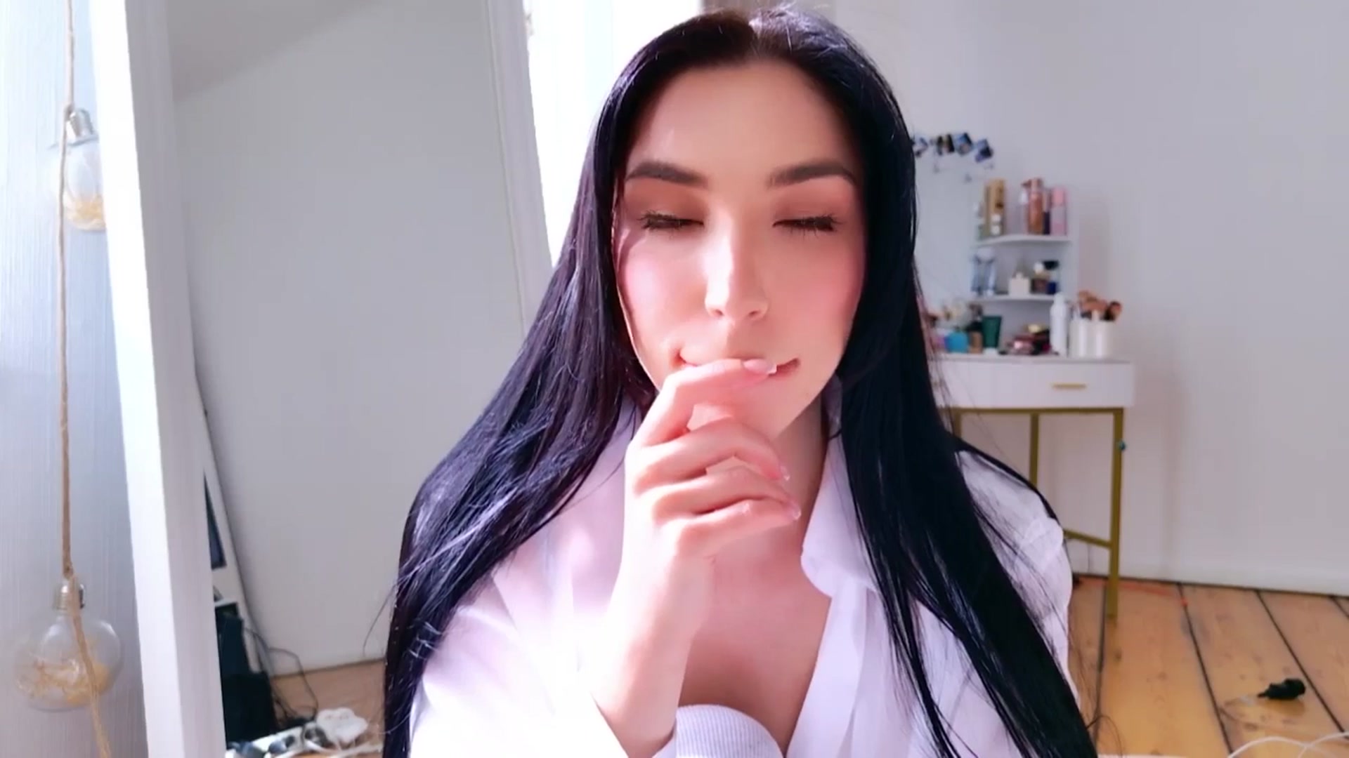 Gallery image thumbnail from LolaNiceAss1's myfreecams stream on, 03/20/2025, 12:09 image 16 of 20