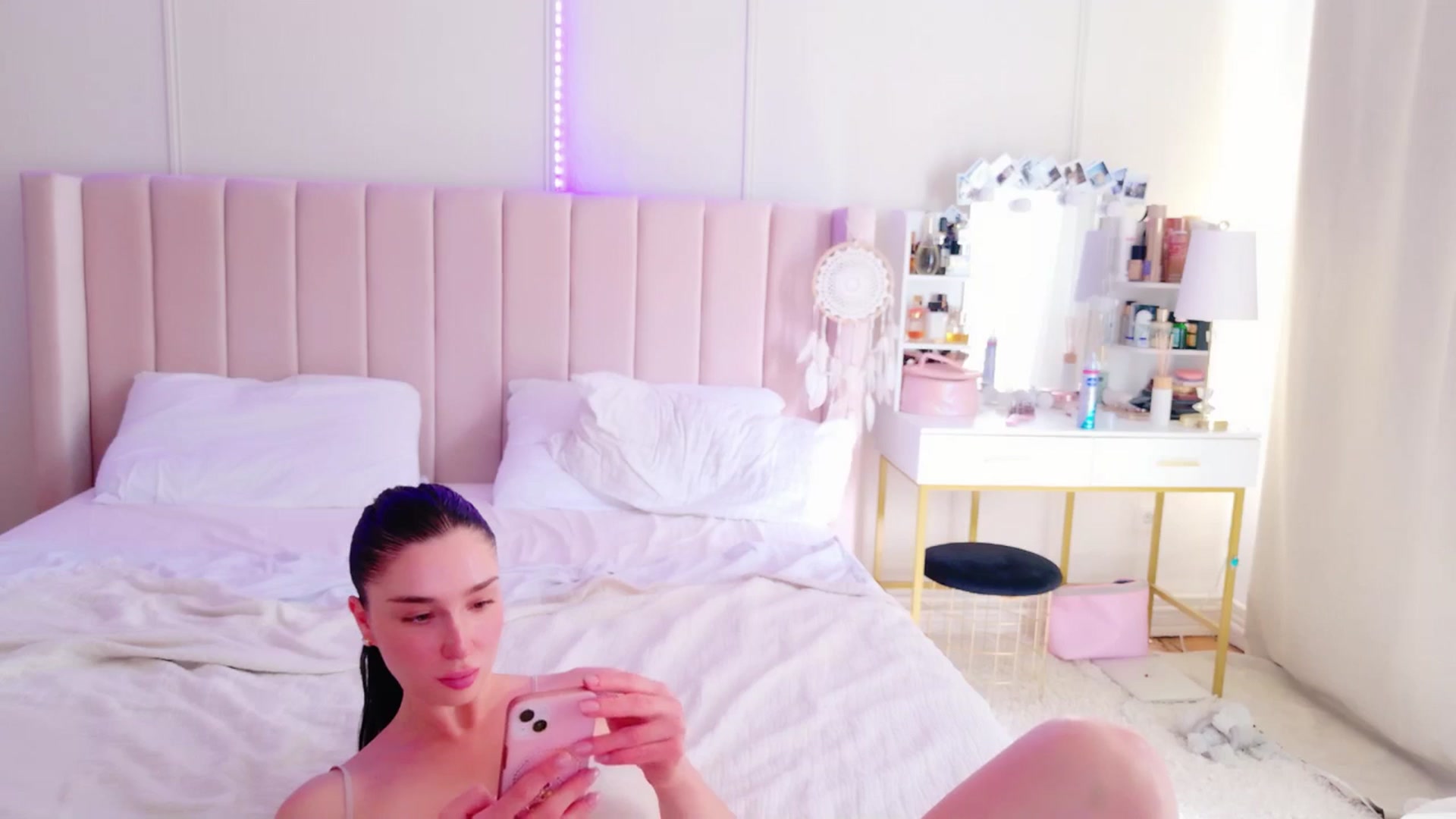 Gallery image thumbnail from LolaNiceAss1's myfreecams stream on, 06/01/2025, 16:38 image 6 of 20