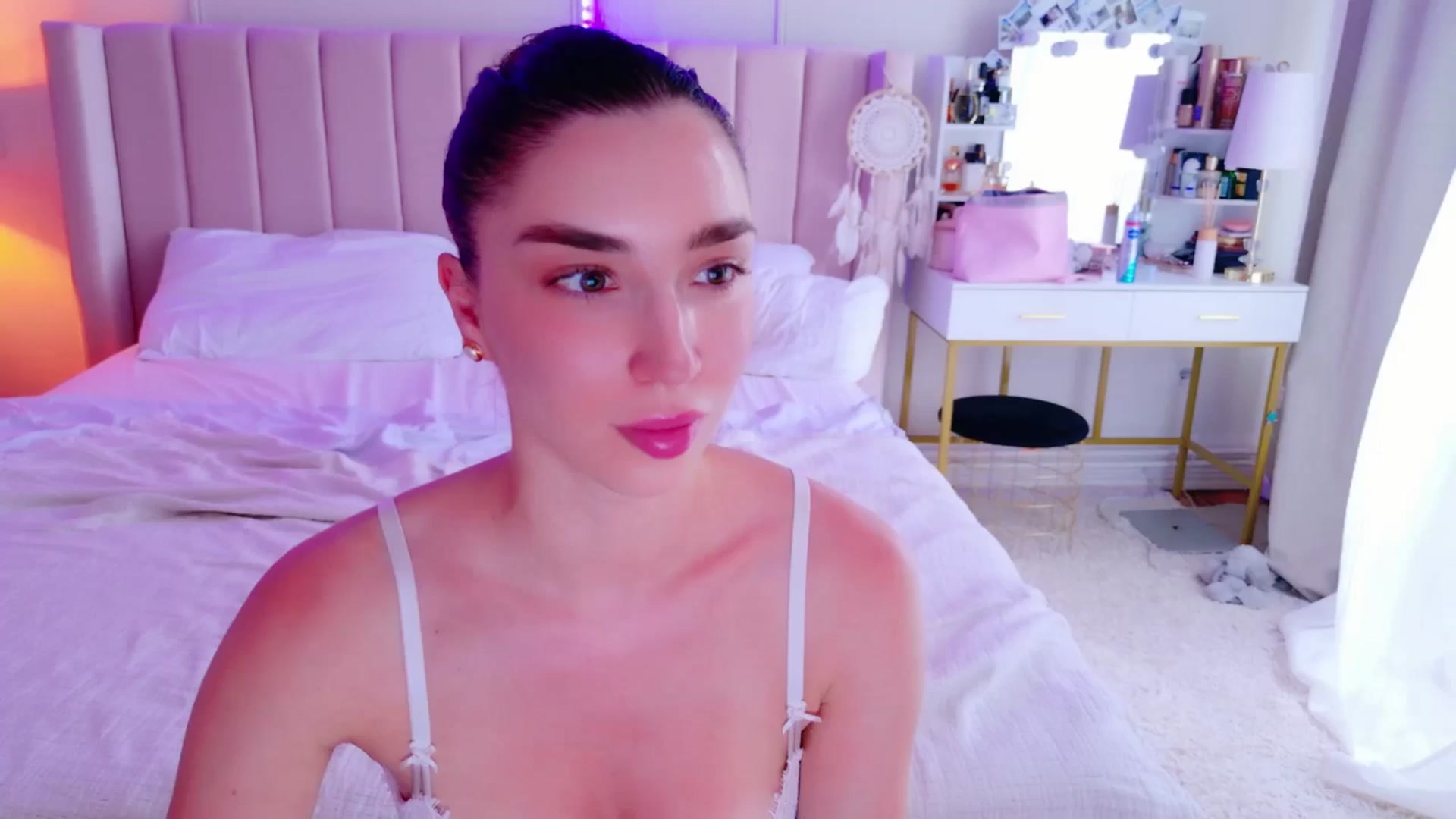 Gallery image thumbnail from LolaNiceAss1's myfreecams stream on, 06/01/2025, 16:38 image 18 of 20