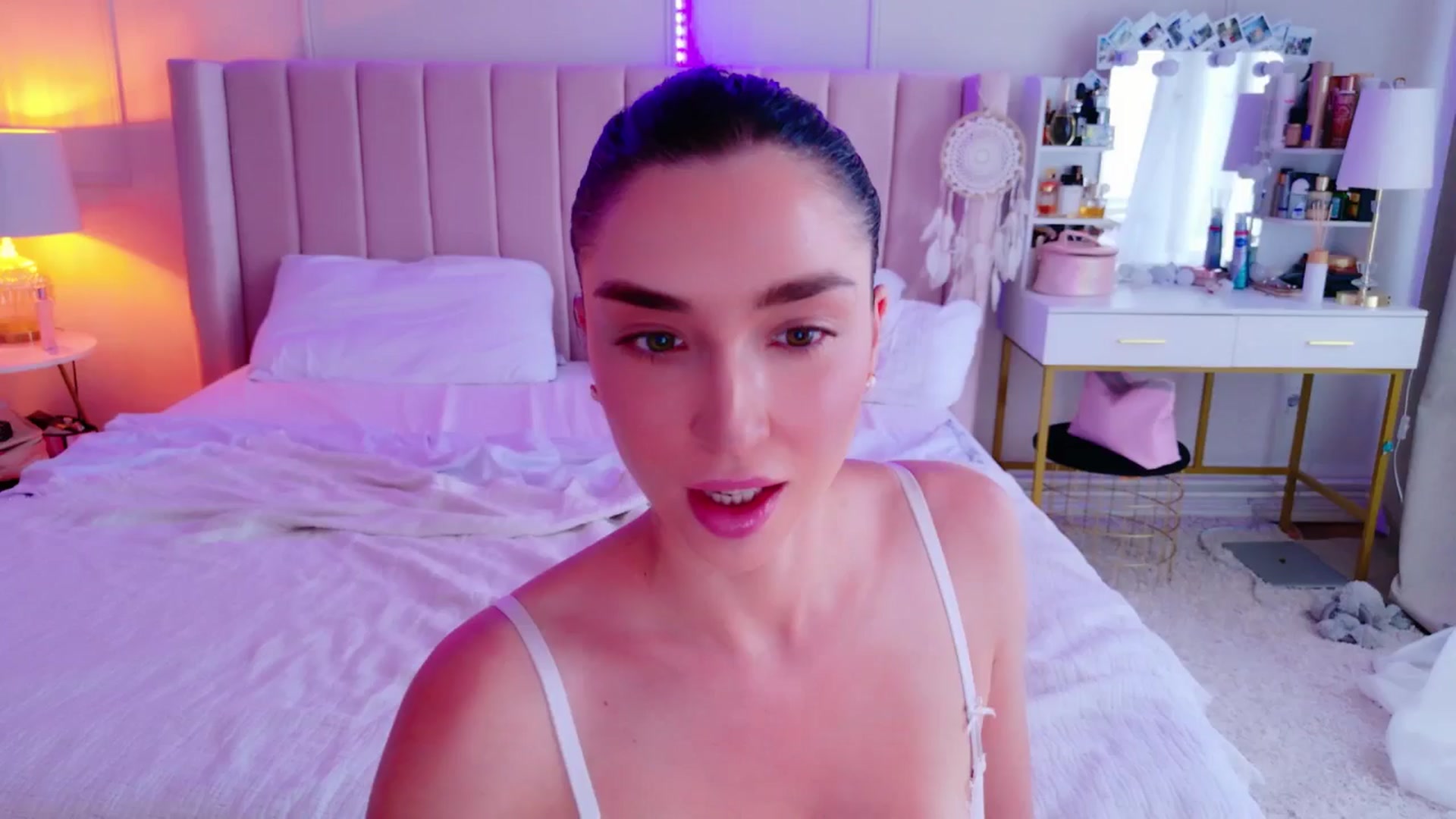 Gallery image thumbnail from LolaNiceAss1's myfreecams stream on, 06/01/2025, 17:02 image 6 of 20