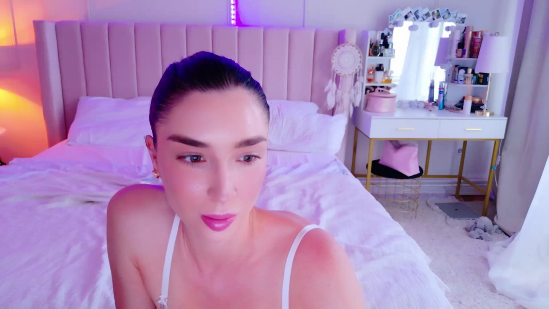 Gallery image thumbnail from LolaNiceAss1's myfreecams stream on, 06/01/2025, 17:02 image 12 of 20