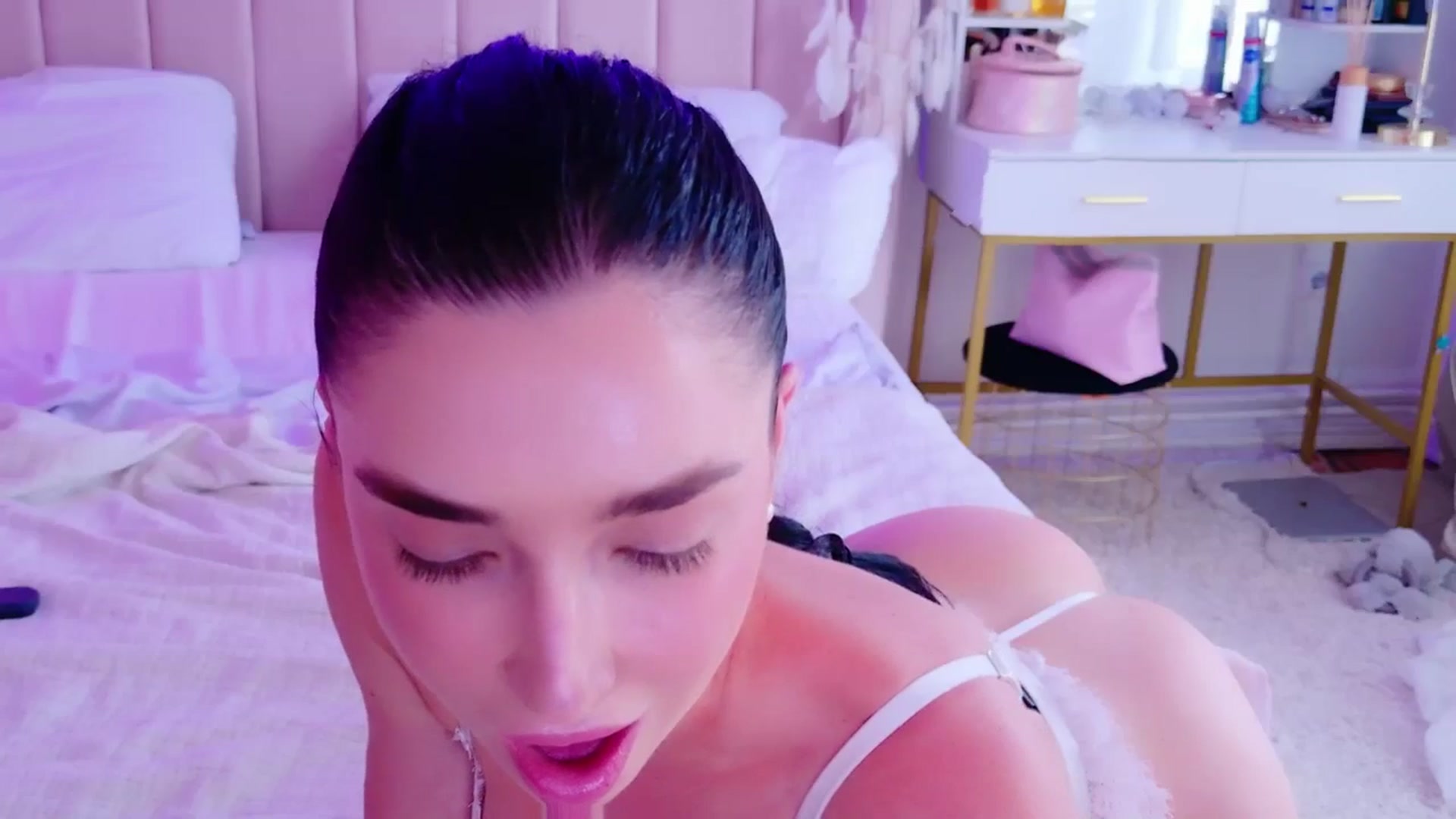 Gallery image thumbnail from LolaNiceAss1's myfreecams stream on, 06/01/2025, 17:02 image 18 of 20