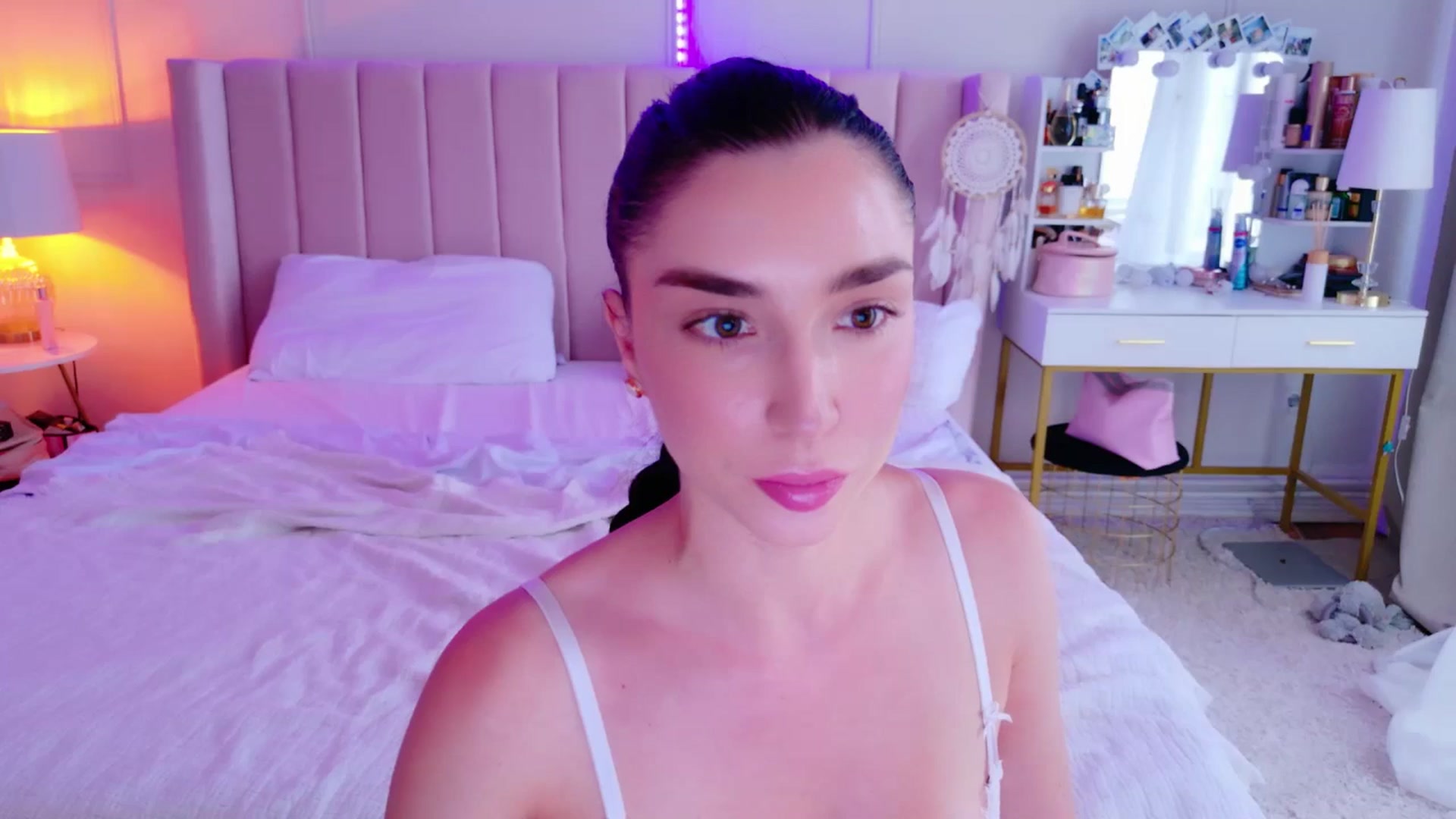 Gallery image thumbnail from LolaNiceAss1's myfreecams stream on, 06/01/2025, 17:02 image 7 of 20