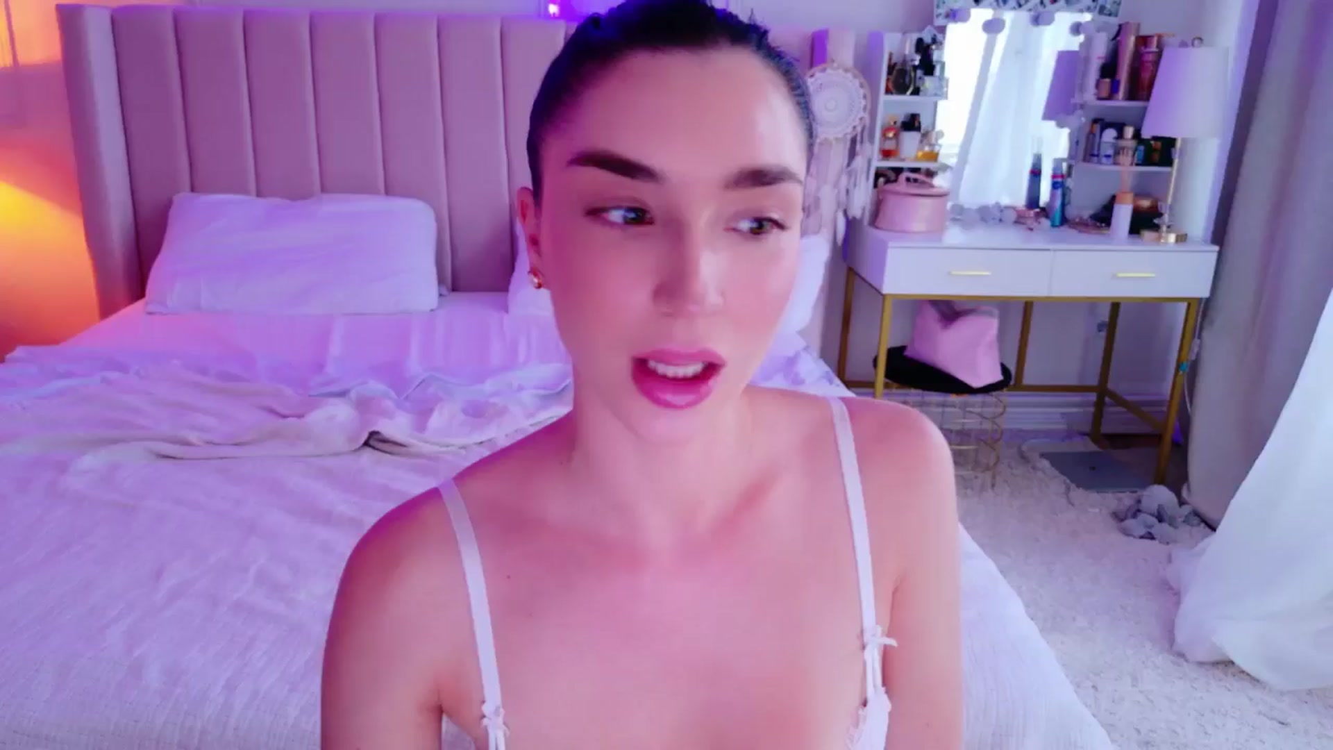 Gallery image thumbnail from LolaNiceAss1's myfreecams stream on, 06/01/2025, 17:23 image 6 of 20