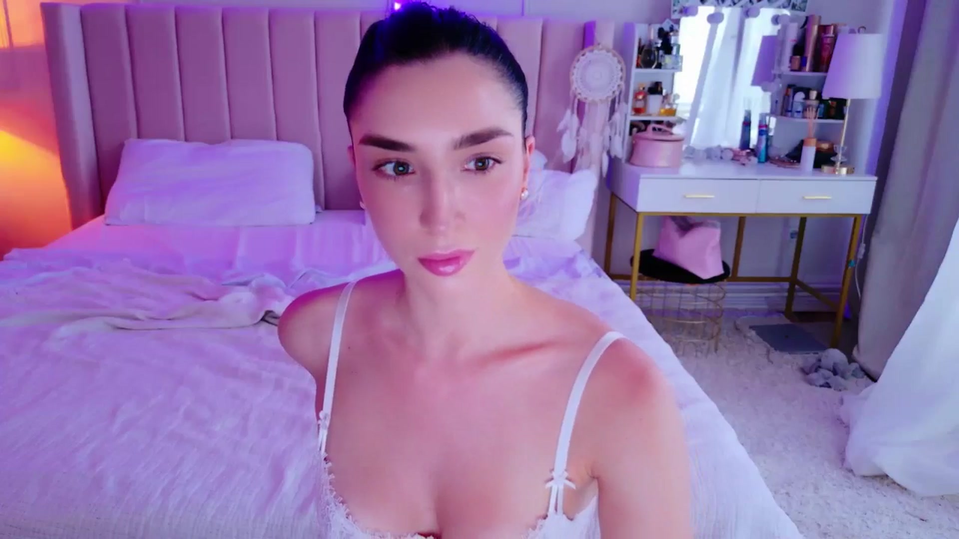Gallery image thumbnail from LolaNiceAss1's myfreecams stream on, 06/01/2025, 17:23 image 13 of 20