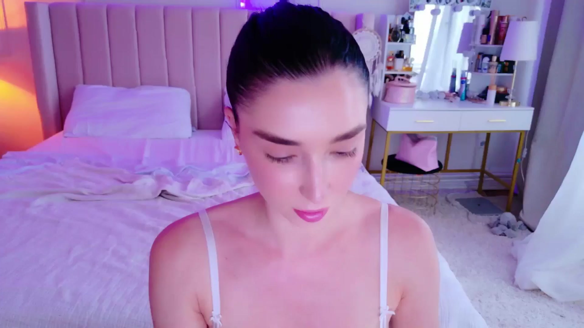 Gallery image thumbnail from LolaNiceAss1's myfreecams stream on, 06/01/2025, 17:23 image 4 of 20
