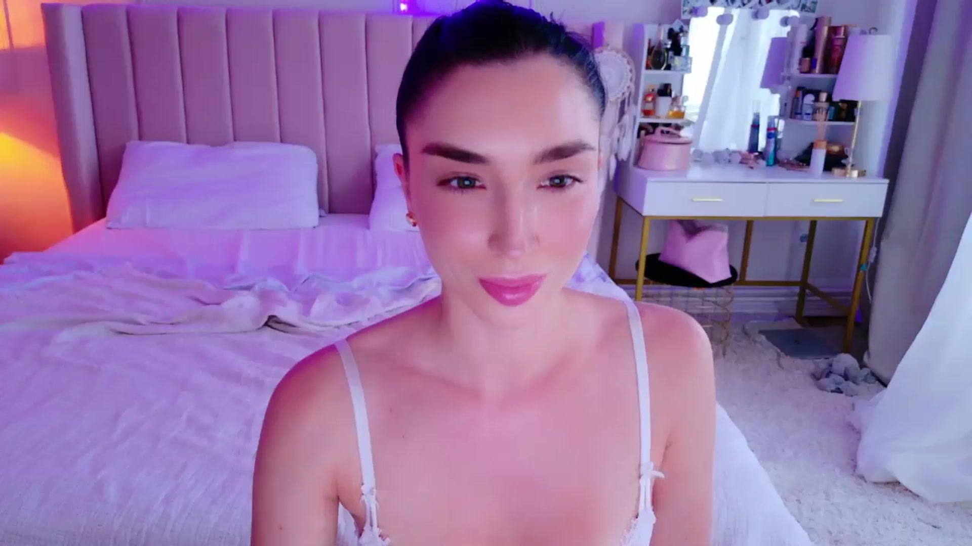 Gallery image thumbnail from LolaNiceAss1's myfreecams stream on, 06/01/2025, 17:23 image 7 of 20