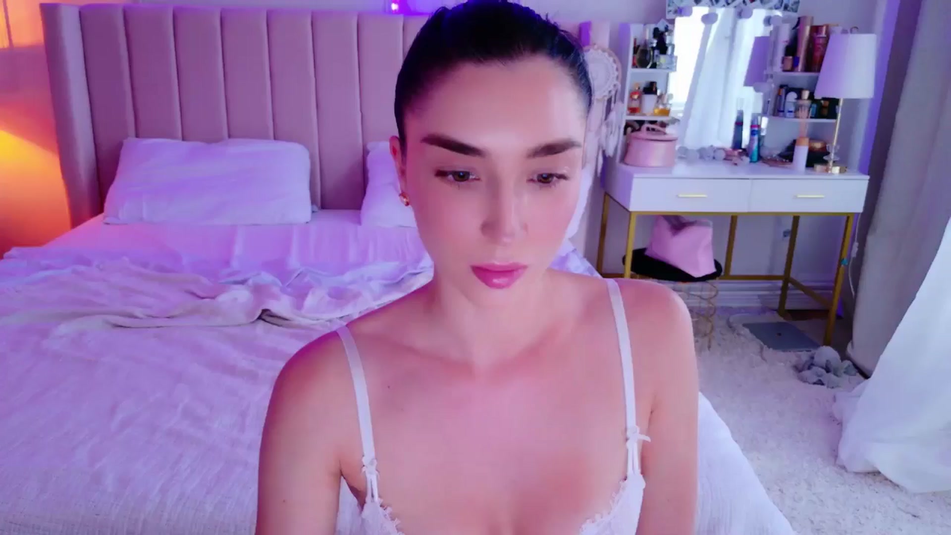 Gallery image thumbnail from LolaNiceAss1's myfreecams stream on, 06/01/2025, 17:23 image 8 of 20
