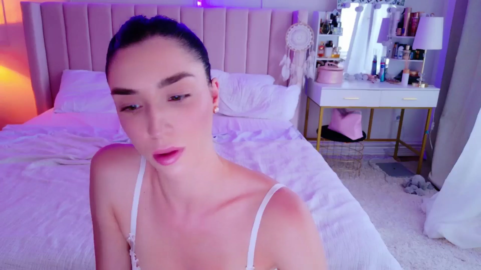 Gallery image thumbnail from LolaNiceAss1's myfreecams stream on, 06/01/2025, 17:23 image 16 of 20