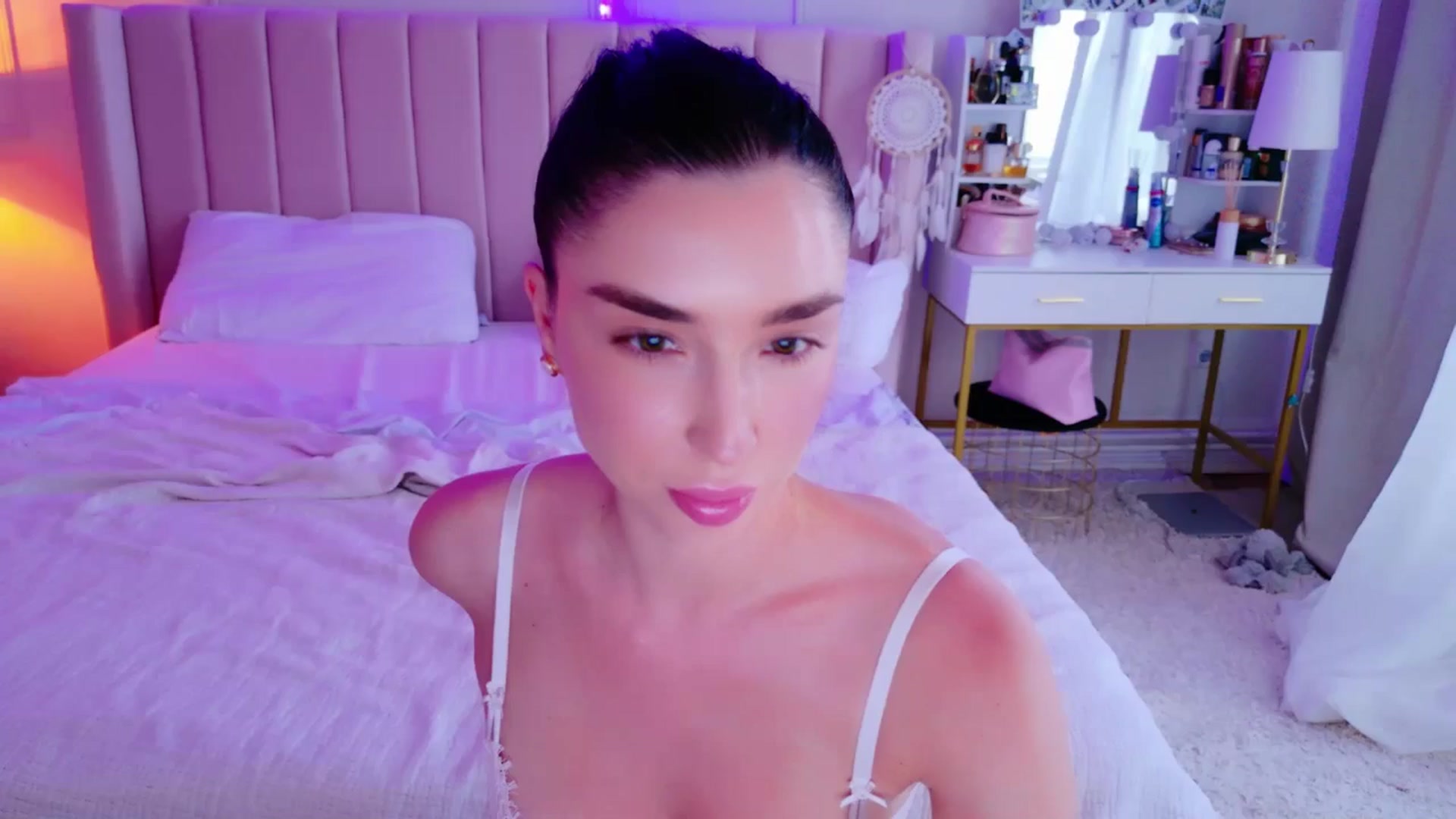 Gallery image thumbnail from LolaNiceAss1's myfreecams stream on, 06/01/2025, 17:23 image 12 of 20