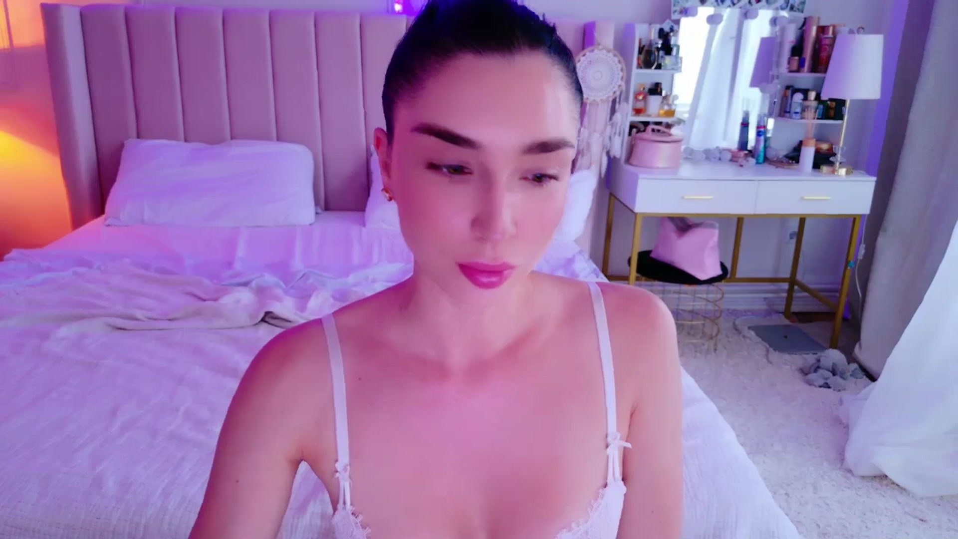 Gallery image thumbnail from LolaNiceAss1's myfreecams stream on, 06/01/2025, 17:23 image 10 of 20
