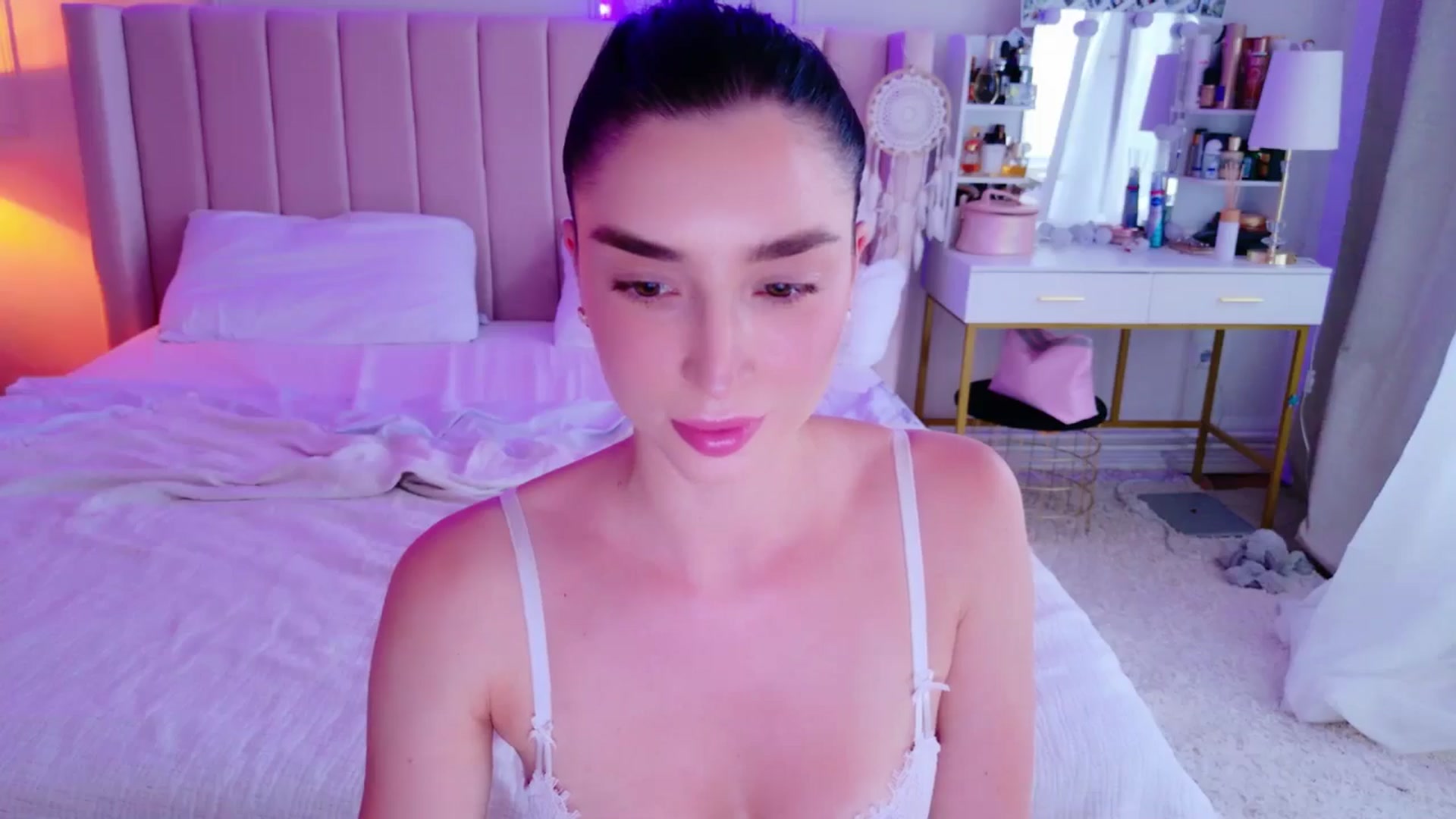 Gallery image thumbnail from LolaNiceAss1's myfreecams stream on, 06/01/2025, 17:23 image 9 of 20