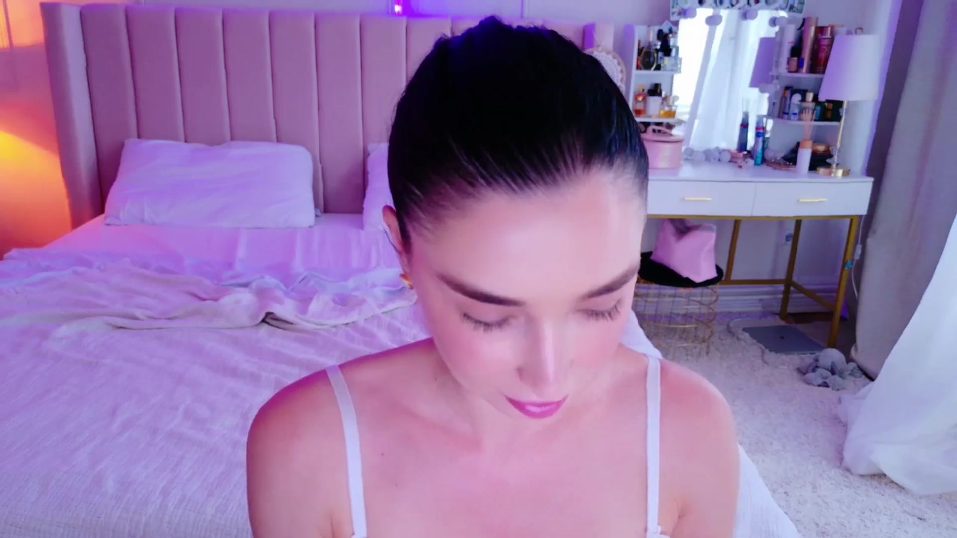Gallery image thumbnail from LolaNiceAss1's myfreecams stream on, 06/01/2025, 17:23 image 5 of 20