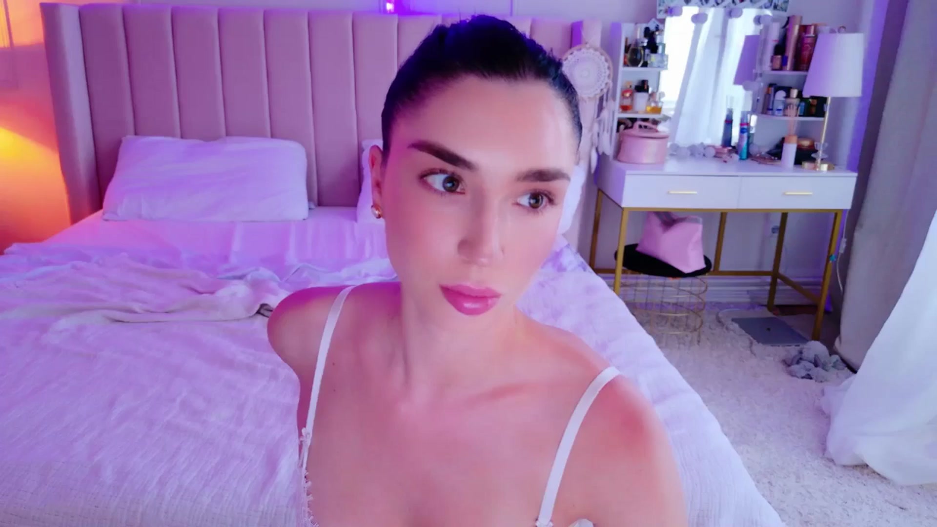 Gallery image thumbnail from LolaNiceAss1's myfreecams stream on, 06/01/2025, 17:23 image 14 of 20
