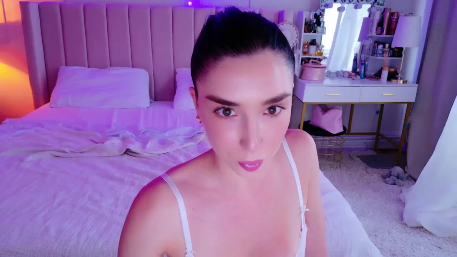 Gallery image thumbnail from LolaNiceAss1's myfreecams stream on, 06/01/2025, 17:23 image 17 of 20