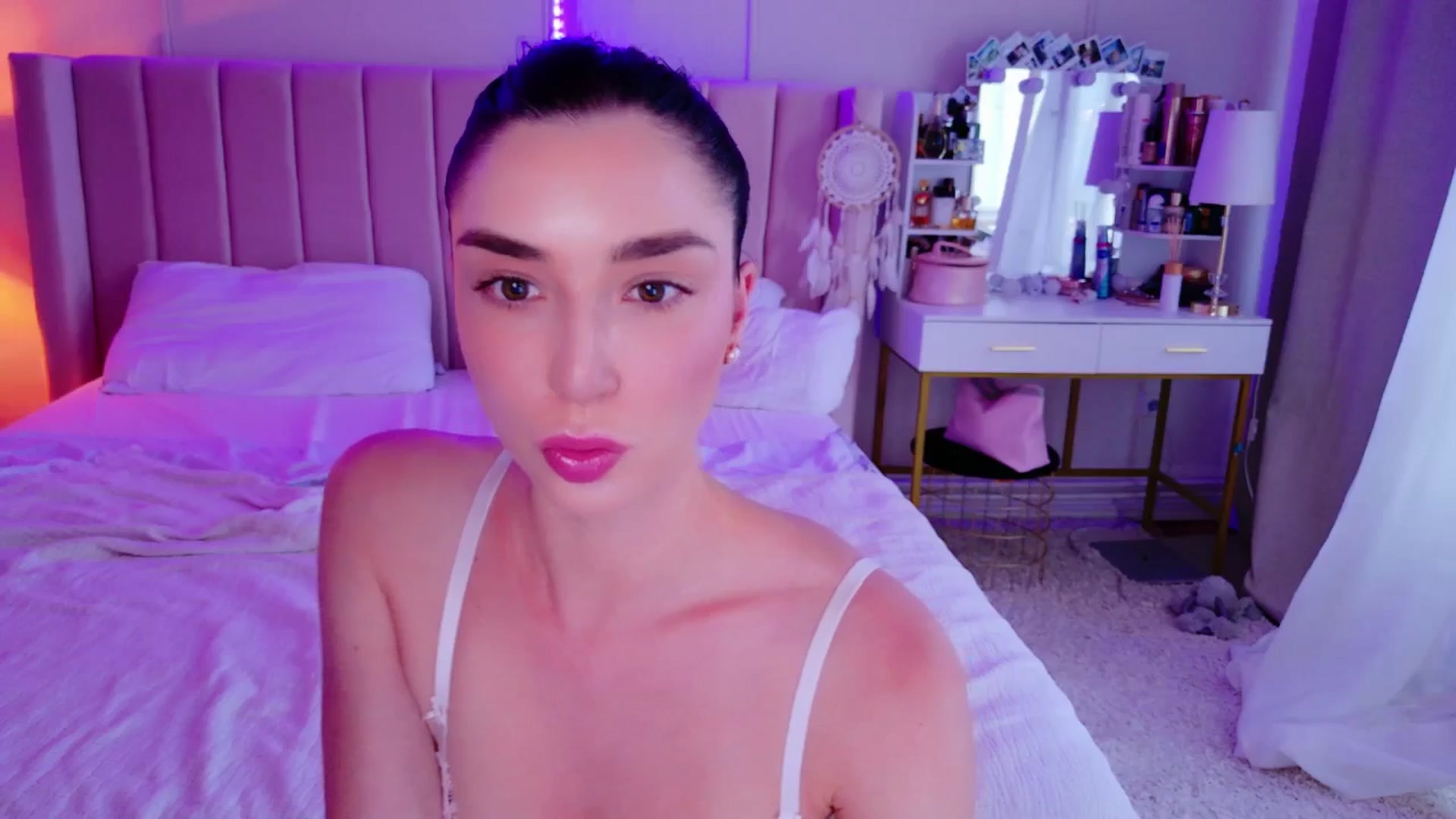 Gallery image thumbnail from LolaNiceAss1's myfreecams stream on, 06/01/2025, 17:55 image 2 of 20